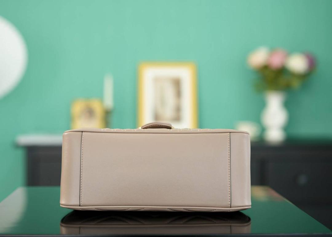 👜🔥Marmont系列绗缝手提包邮差包 奶茶色 27cm （原厂皮 全铜五金） 正品售价,500 独家原厂皮发售 限量级别 意大利原材料开发，这个大小简直是最完美的尺寸，什么随身携带的东西都可以轻松收纳，能手拎也可以单肩斜挎，自重轻，超级百搭不挑人~温柔大气，好看极了！！！ 官方款号 498110 尺寸大号：27x19x10.5cm 小号：21x15x8cm