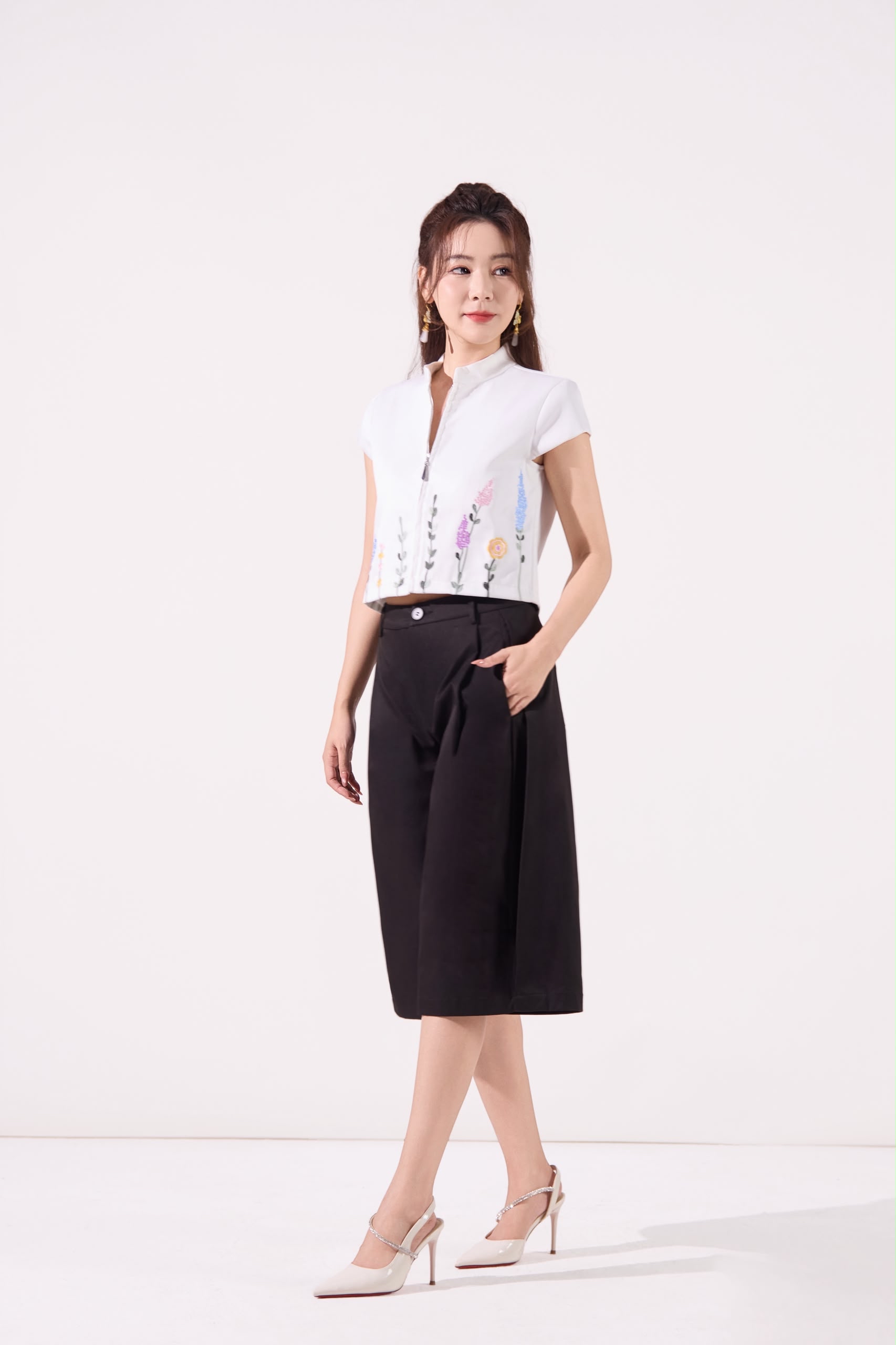 10141377 Fleuris Embroidered Top