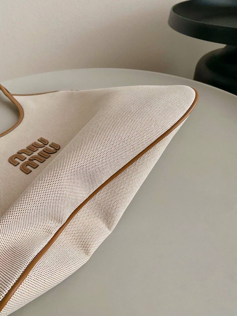 🈶帆布白 𝗠𝗶𝘂𝗠𝗶𝘂托特 爱上miu的快乐 就是不断创新 不断惊喜 造型从纯色到拼皮再到帆布 每一版都能打 能爆，真的杀疯了 35×40cm #F0110m