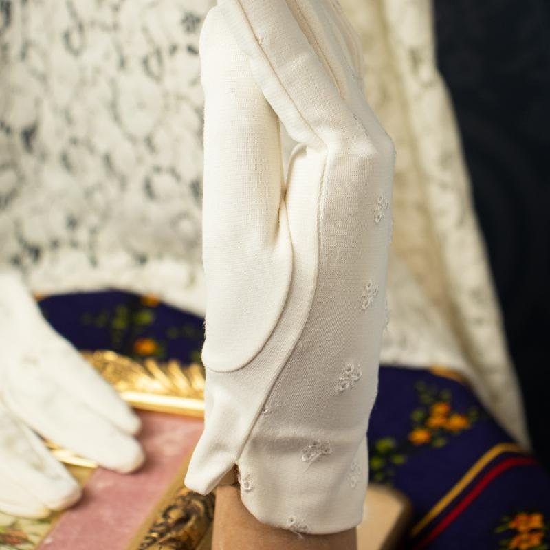 Vintage Embroidered Wrist-Length White Fabric Day Gloves (MT331)