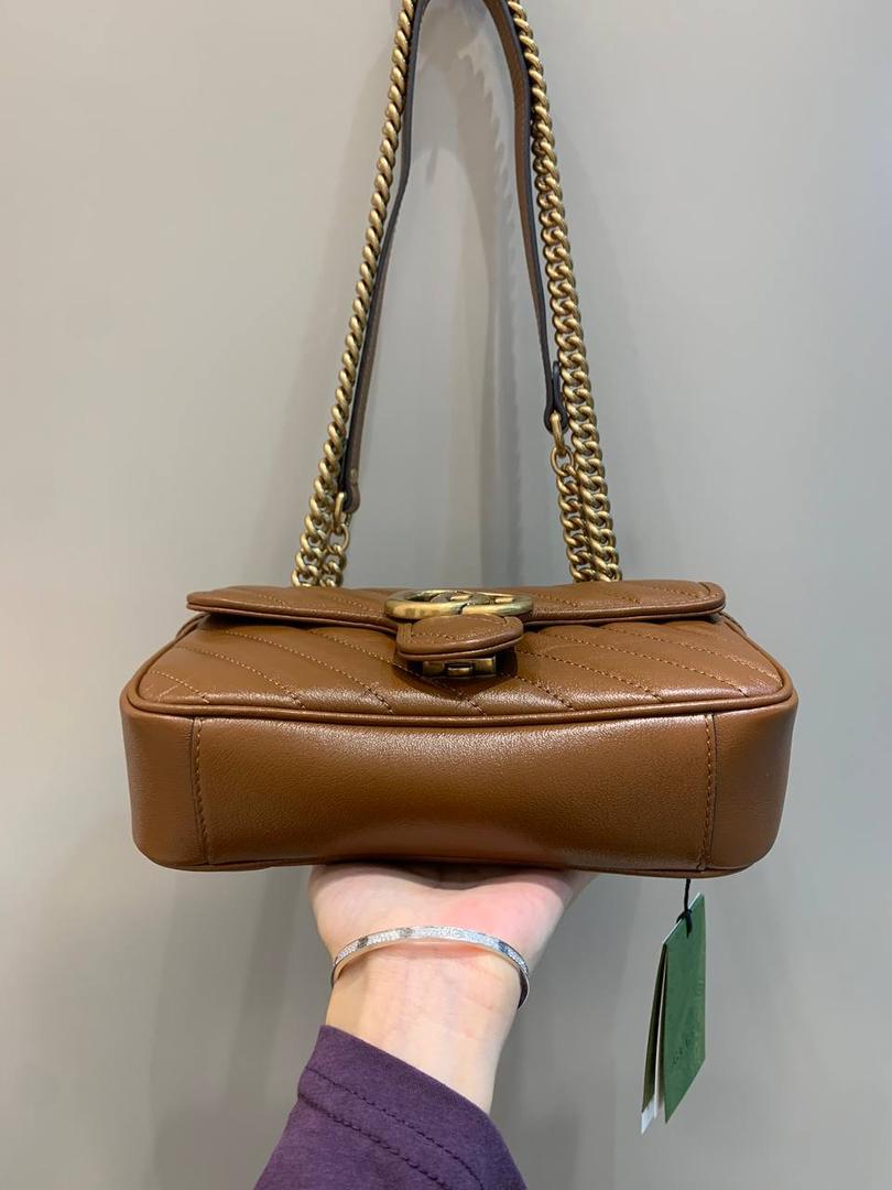 新背景实拍正品级 。经典款金扣焦糖色22cm‼️ 一只可爱的小金棕，终于等来marmont出新色了，而且不是那种让人扎眼的马卡龙色，这次是超级好看的焦糖色，这个颜色秋冬搭配衣服真的是绝了，现在用撞包几率也很低 所以赶紧买‼️ 型号446744；尺寸22/13/6cm