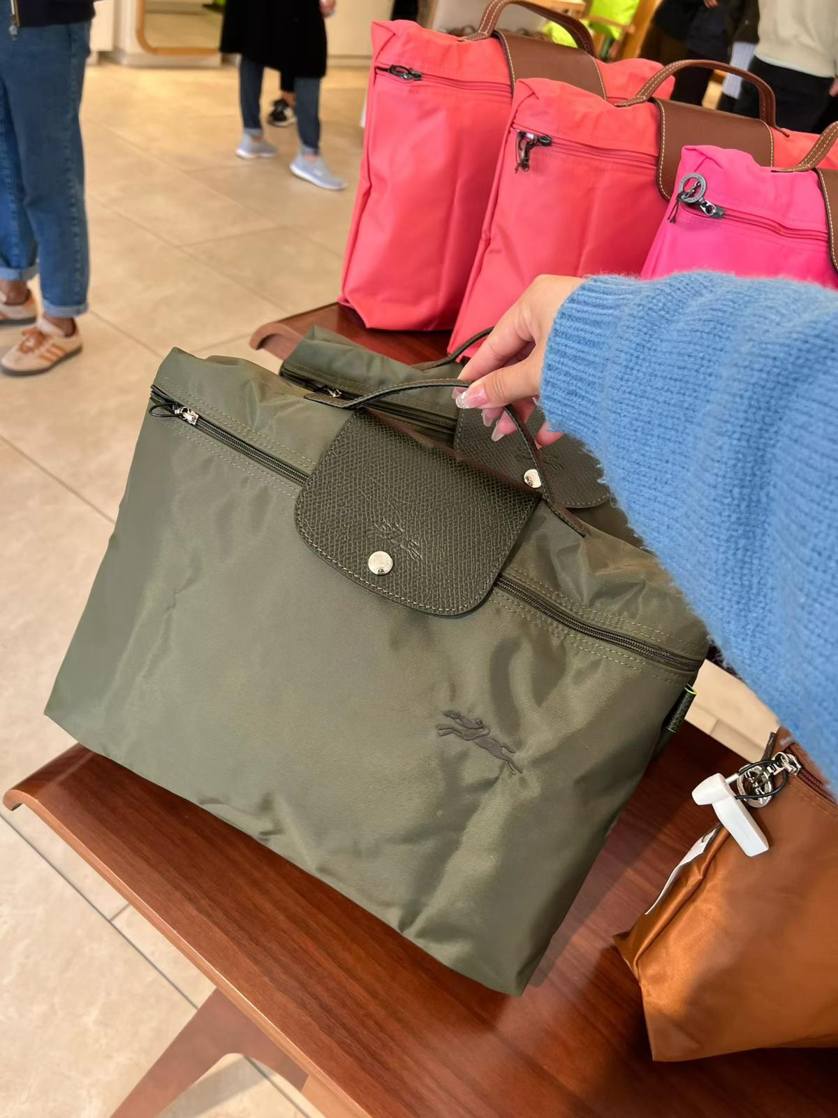 Longchamp outlet 尼龍公事包💼 Flash sale 好抵哦👍🏻手快有✋🏻✋🏻