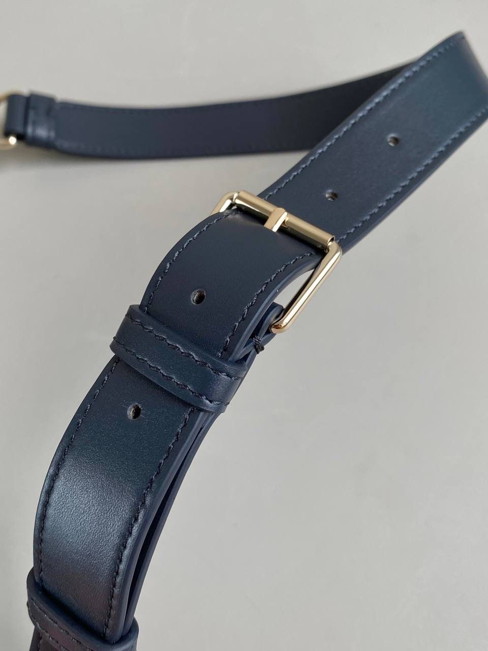 🈶老花蓝 𝗗𝗜𝗢𝗥 𝗰𝗹𝘂𝗯腋下包 又添一新包型，复古味十足 两侧的小金属压褶就很有看点了 可拆卸链条肩带➕皮肩带，自由切换 搭配个长肩带也很可，多种时髦用法 还可当手拿包，晚宴上气场瞬间拉满啊 轻飘飘，上身完全没有负重感 容量空间也是当之无愧的实用派 27×12×5cm，#6521m