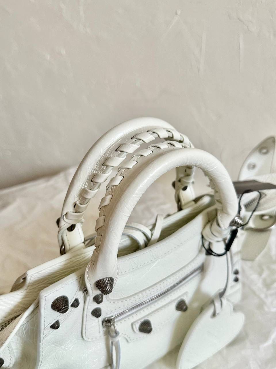 ba1enciaga Neo cagole 机车包xs 白银🐇 首先声明，我爱一切机车元素 无论是le cagole还是这只neo 喜欢大容量的姐妹冲这只 油蜡皮的不规则摔纹配上大量的五金配件 还有流苏拉牌➕爱心镜子➕零钱包挂件 极繁的魅力由此而来～ 辣妹酷妹冲冲！ 26×17.8×11.4cm700940m