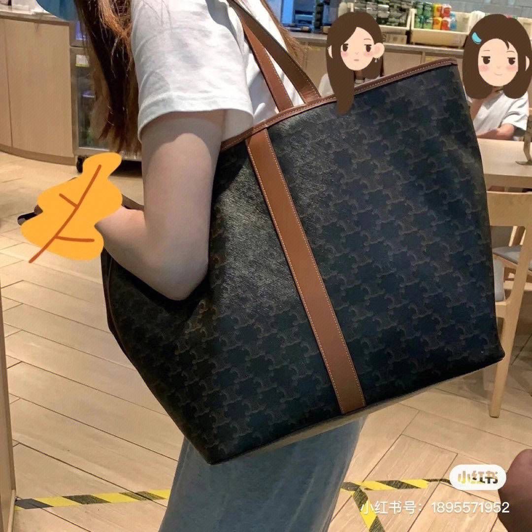 🔥大货实拍图 𝗖𝗘𝗟𝗜𝗡𝗘♥𝗧𝗥𝗜𝗢𝗠𝗣𝗛𝗘 𝗖𝗔𝗡𝗩𝗔𝗦购物袋 型号：191112 尺寸：30*37*22cm CELINE老花购物袋💁‍♀️不想和人撞包的妹子们可以考虑这款哦！经典的老花设计，简单又耐看，低调而不张扬，包包是磁扣开合，使用起来也很安全！
