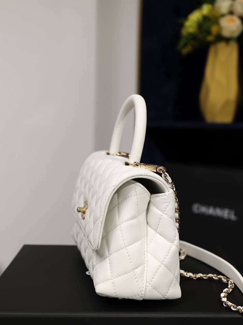 新coco handle小号白色荔枝纹💞👜 和CF一个渠道的尾单货，拿过的都不用多介绍啦！新款驾到！独家渠道货！ 尺寸:14 X 24 X 10cm