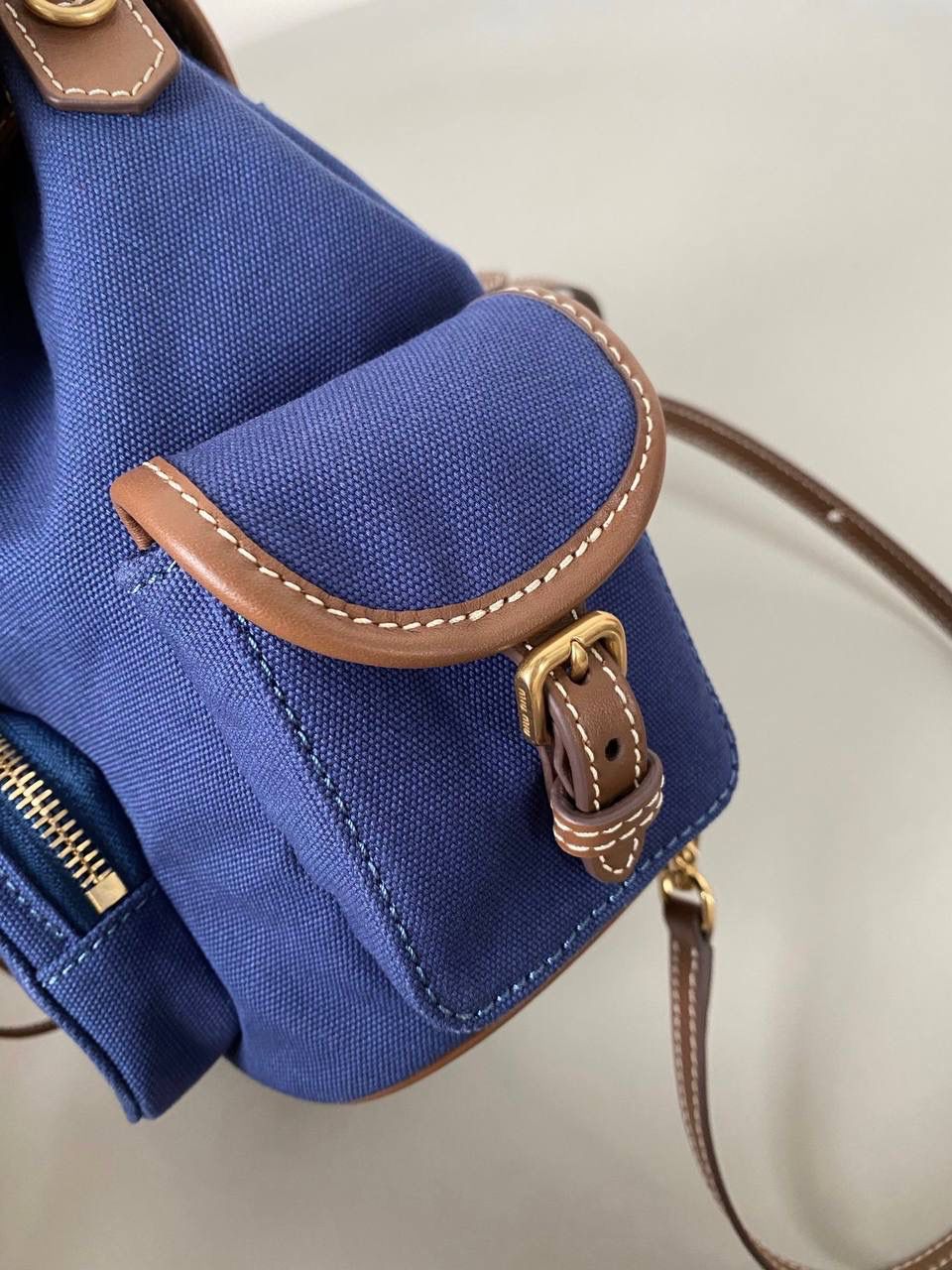 🈶帆布蓝，小号 𝐌𝐢𝐮𝐌𝐢𝐮 双肩包 喔噻！缪缪终于出双肩包了！ 超级经典的款，配色也是无敌了 多个口袋设计非常复古学院风，青春洋溢！ 五金质感超绝，带有微微做旧的复古磨砂感 这种材质耐用度极高 帆布版俩个颜色都好看！海军蓝，甜酷不失高级感 总的来说夏天就是要拿个亮色的出游 轻便实用 小号：18×22×11.5cm #F0060m 大号：25x29x12.5cm