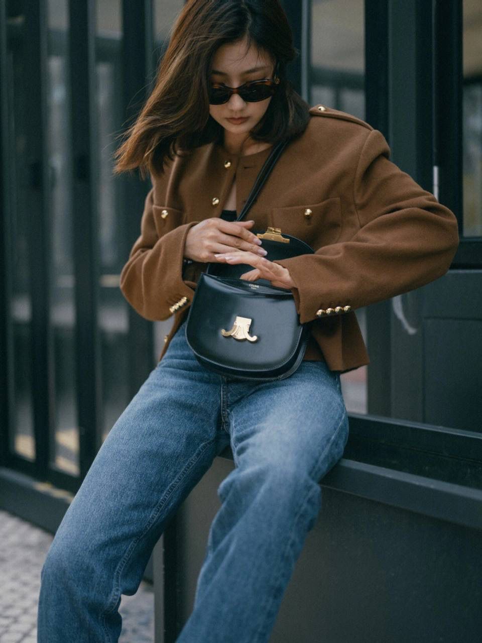 🔥大货实拍图 𝗖𝗘𝗟𝗜𝗡𝗘 ♥ 𝗧𝗘𝗘𝗡 𝗕𝗘𝗦𝗔𝗖𝗘肩带马鞍 型号：110413 尺寸：18.5*16*6cm 新款凯旋门马鞍包的材质是亮泽牛皮，包包本身就有高级的皮质光泽感，可斜挎也可单肩，我比较喜欢把带子收最紧单肩背，想可爱一点可以斜挎背都跟好看！🥰