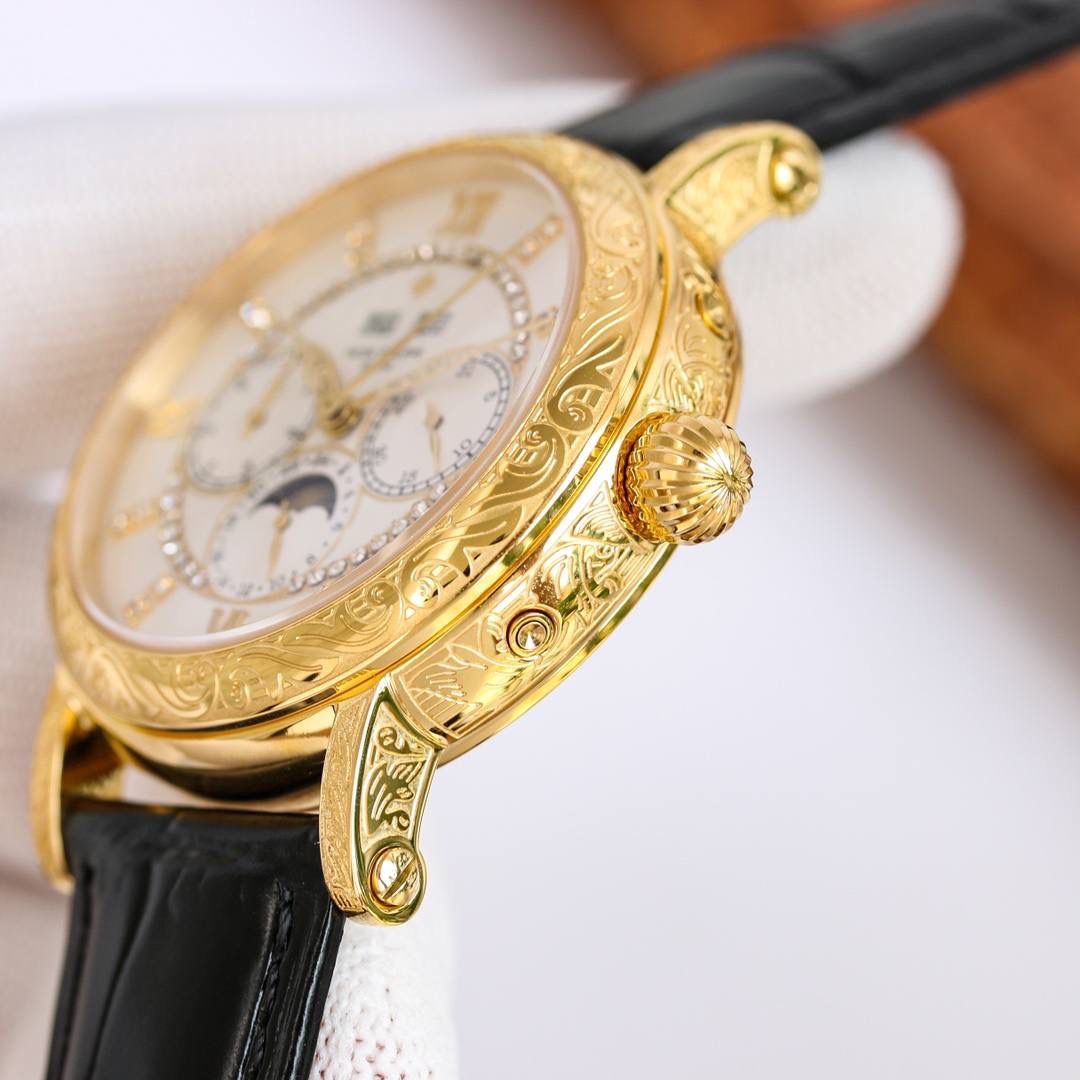 复古。精湛的工艺！ 年度最佳典藏之作——百达翡丽古典超级复杂多功能 万年历功能腕表 团队历时两年多精心设计，不计成本，敢为人先，力求完美，克服重重难关，突破多层技术瓶颈，机芯型号为CH 29-535 升级版，质量稳定！表盘6点位置是月相显示和日期分拨。所有的万年历标志都很好，一眼就能读懂。内里搭置了仿324 S Q 自动上链机芯，是 324 自动上条传奇机芯的精装版本。【表带】经典意大利小牛皮表带，纹路清晰，质感好。搭配圈市面最顶级的百达翡丽灯笼表扣，通用原装无压力。 优雅的Calatrava雕花表壳极具个性，42毫米的表径适配大众男性手寸，与专柜一致，非常商务可亦休闲。