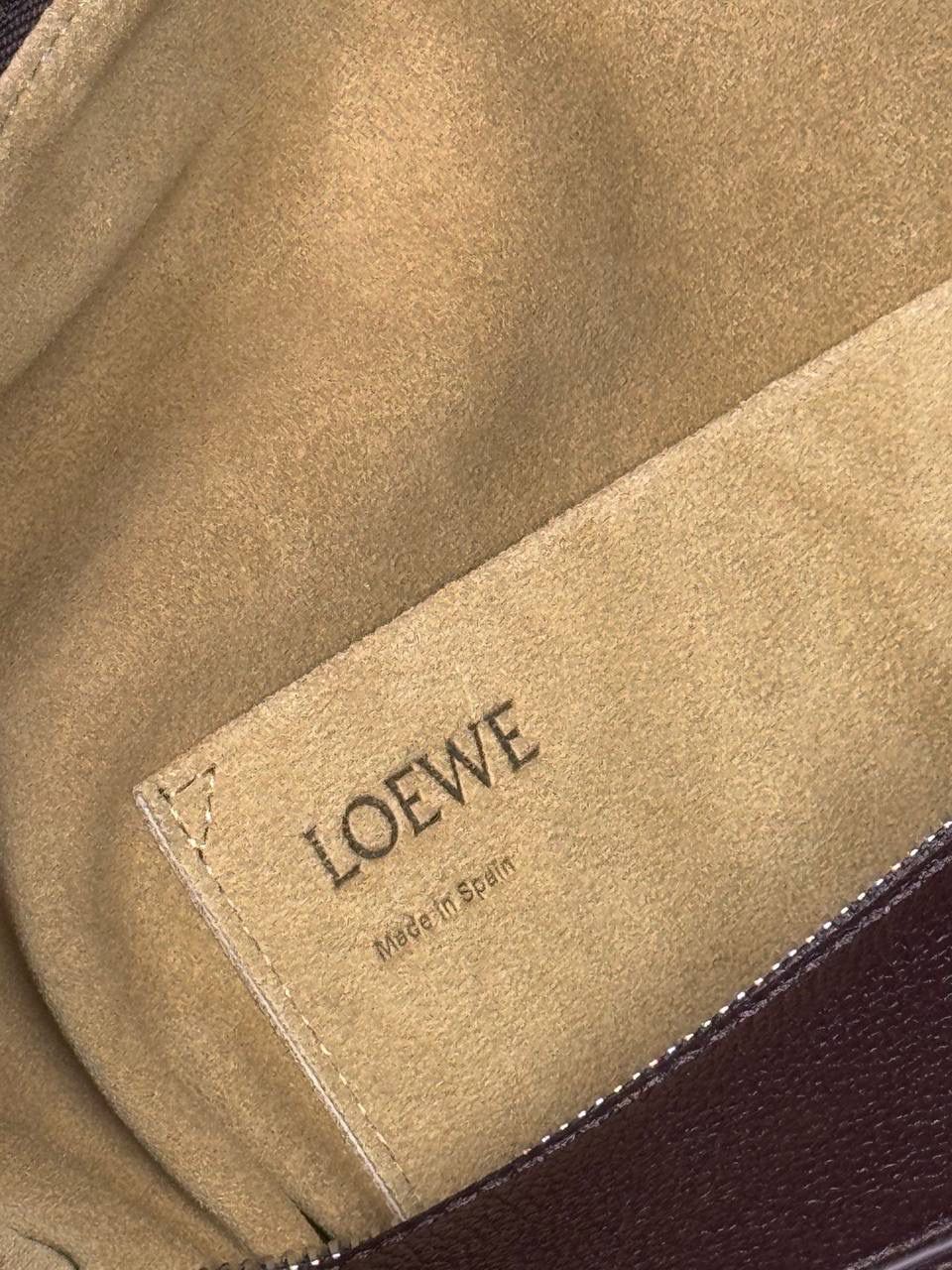 🎈【全钢】大号鹿皮𝘗𝘶𝘻𝘻𝘭𝘦* ——【👉🏻牛血色到货✅】 尺寸：𝟑𝟐.𝟓-𝟏𝟒.𝟓-𝟐𝟑.𝟓𝐜𝐦 编码：260403 【配全套包装】 ❤️经典拼图系列•不规则立体几何设计•最具辨识度的立体廓形和几何美学•顶级进口皮搭配德国沙菲线•独家定制五金•𝗬𝗞𝗞拉链拉头。 ❤️该款大号采用鹿皮革制成•绒面内里•搭配一条可拆卸可调节的皮肩带•肩背斜挎或手提多样化背法。