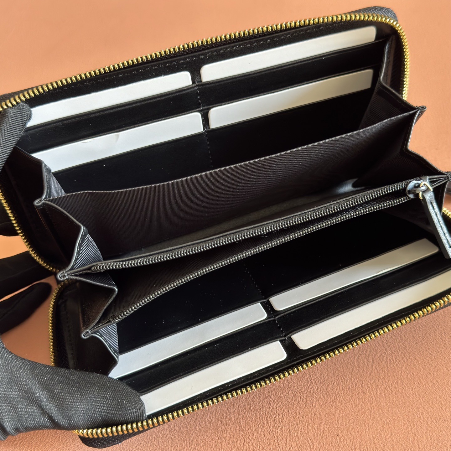 【原單】Gucci GG Marmont 系列全拉鍊式銀包