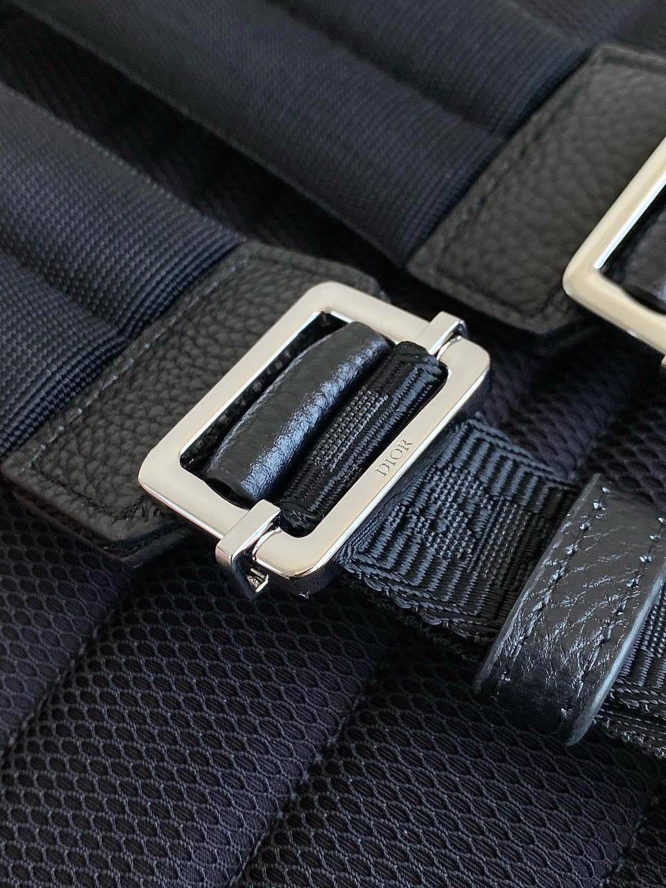 🈶老花蓝，大号（最新版本） 𝗗𝗜𝗢𝗥 𝗢𝗯𝗹𝗶𝗾𝘂𝗲 老花双肩包 热度依旧不减的经典款，几乎人手一只 自重非常轻盈，是你旅途中的最佳伴侣 小号：29×12×32cm #6613m 大号：30×15×42cm #6611m