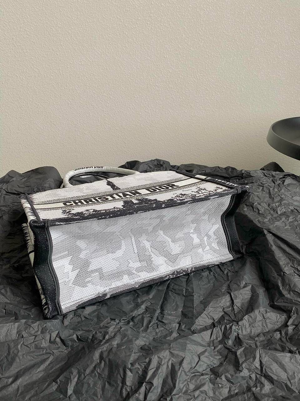 🈶白色中号 𝗖𝗗 𝗕𝗼𝗼𝗸 𝗧𝗼𝘁𝗲 24夏季"巴黎铁搭" 说实话，近年来花卉系列有点看乏看腻的 请你们一定看看这一只，新的炙热款！！ 本季主打Dio r与埃菲尔铁搭的浪漫邂逅， 惊艳了全网‼️ 真真实实绣在整个包上，砖柜超级难抢的！ 黑白色调干净利落，复古又神秘的法式浪漫 那种高定视觉，沦陷了！沦陷了！ 行走的巴黎街头很是时髦，我先冲了！❤️🎀 36×27×16cm