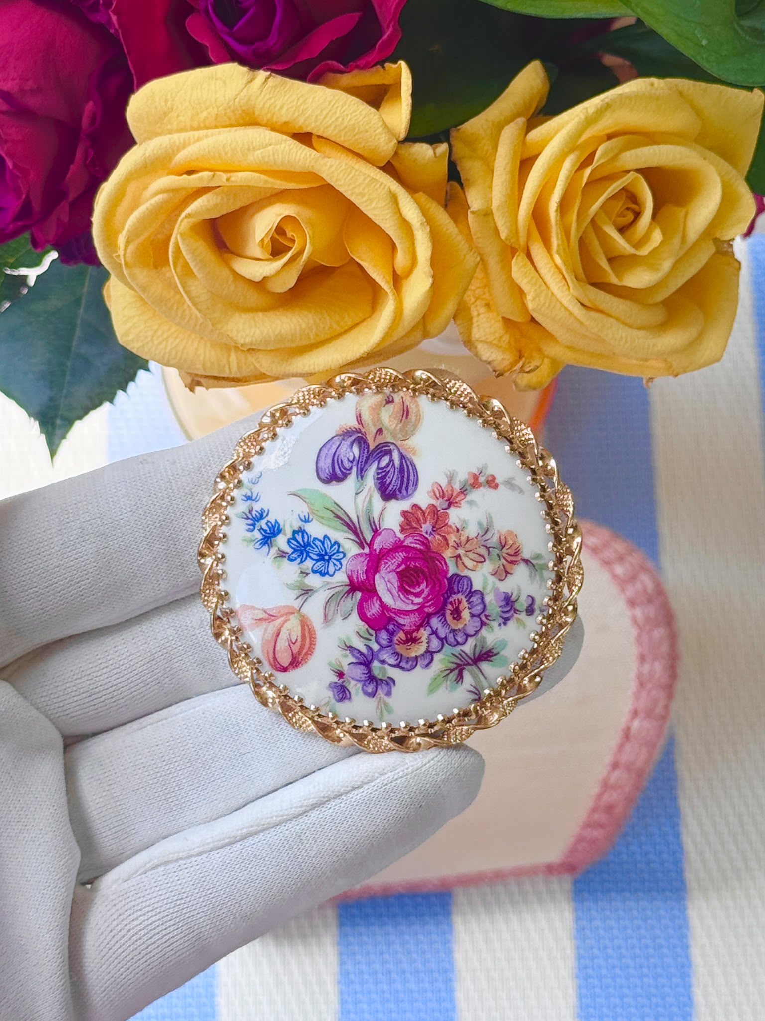 Mid-Century Czechoslovakian Floral Porcelain Round Brooch (NZ110)