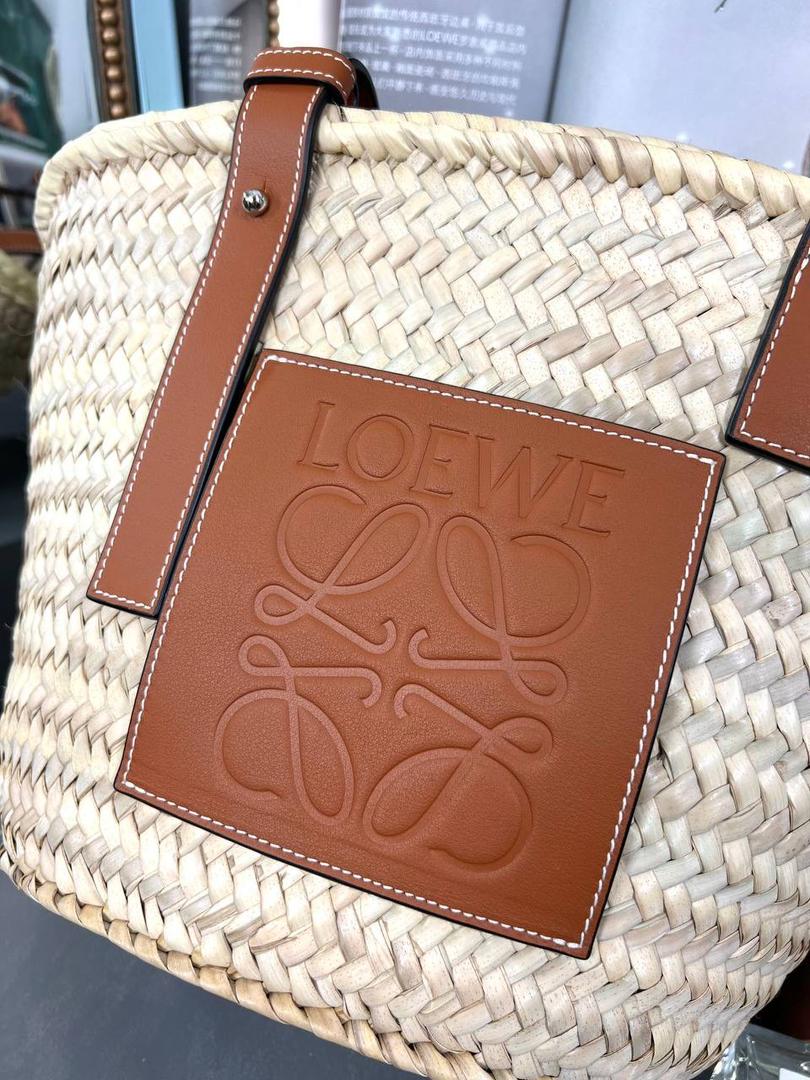 * 𝘉𝘢𝘴𝘬𝘦𝘵 爆款草编包。 🔥 到货啦🔥 中号尺寸:43-25-28cm 编码:18184658棕色 配卡片证书📄防尘袋礼品袋🎁 正宗马来西亚🇲🇾棕榈叶 ，一只火爆到疯狂的草编包，粗糙的编织与浓郁的loe风格皮印，非常时髦，第一眼看到就深深种草了，带着它美美的去度假⛱️ （注：大自然原材料➕纯手工编织，在色彩与尺寸上，颜色与大小不统一，完美主义者慎入！）