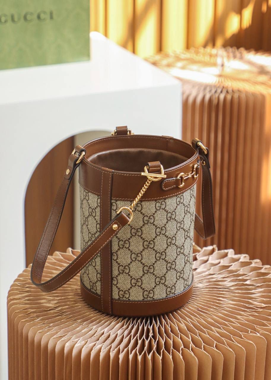 𝟭 𝟵 𝟱 𝟱马衔扣系列水桶包#637115#正品皮 ♠尺寸：14*19*14cm ♠ 1955马衔扣全新系列—水桶包， 采用经典GG面料搭配牛皮设计， 最受欢迎的水桶造型， 1955标志性马衔扣，给人一种现代时尚精髓，彰显马衔扣别致的魅力，这桶全新水桶包给人另外一种风味，演绎出复古与时尚的结合，更是附带大容纳设计，日常复古造型必备，必须入手的一款全新水桶！🔥🤟🏻