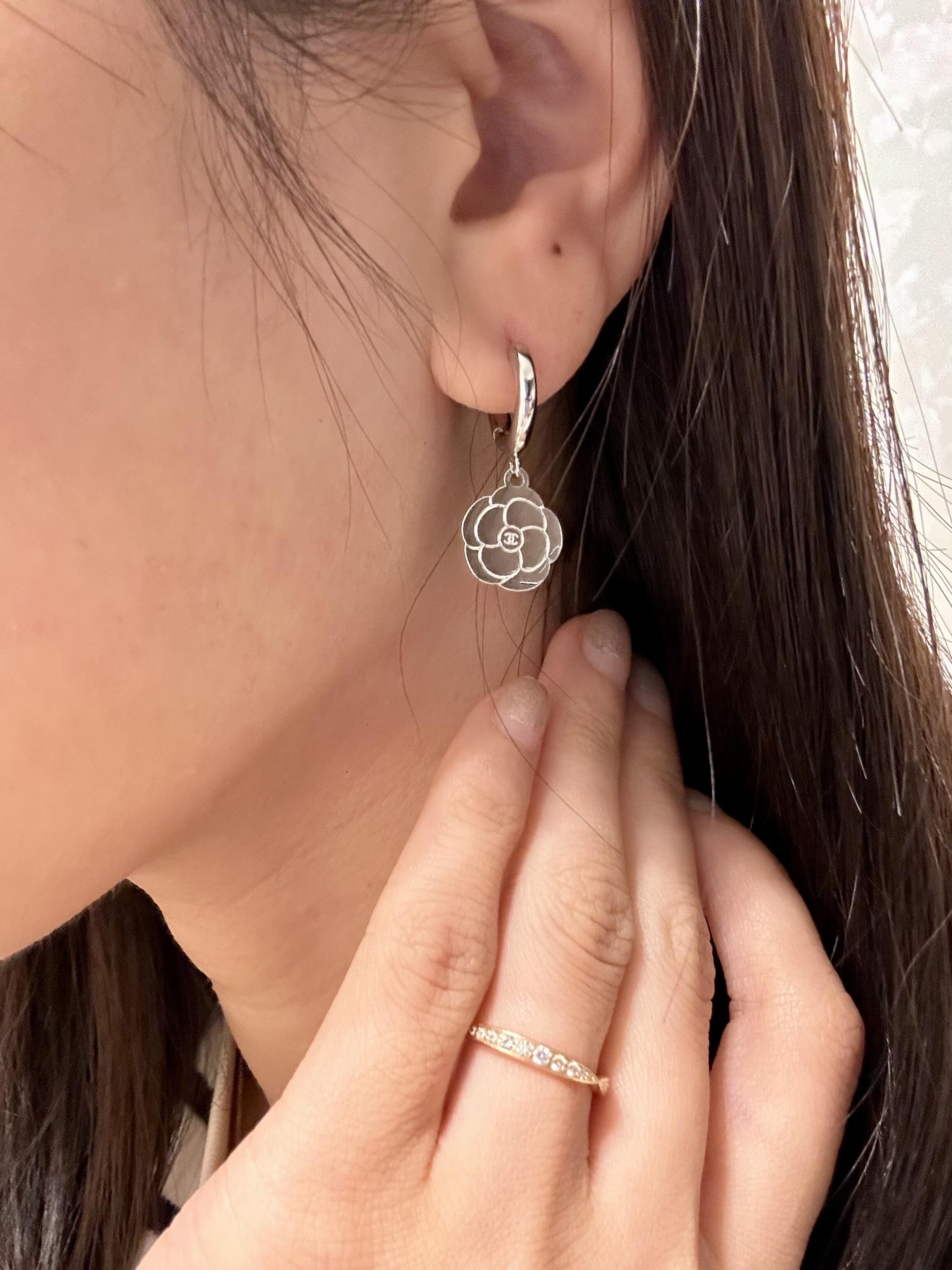 ✨可以Diy項鍊痛同耳環😍 Chanel 香奈兒 限定星星&經典山茶花吊飾 一盒兩個套裝（不含項鍊和耳扣）