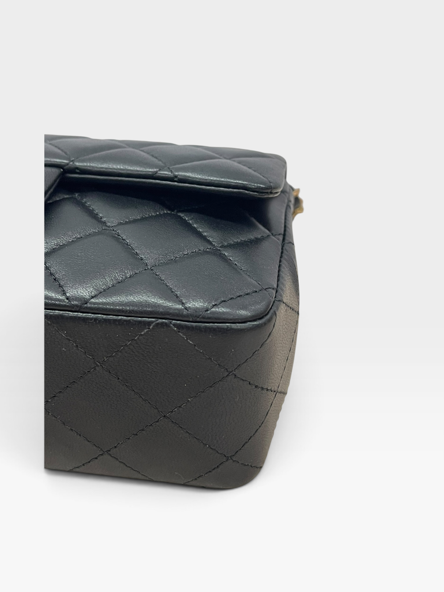 Pre-Owned CHANEL 20 Classic Flap Bag / Product Code: 090221