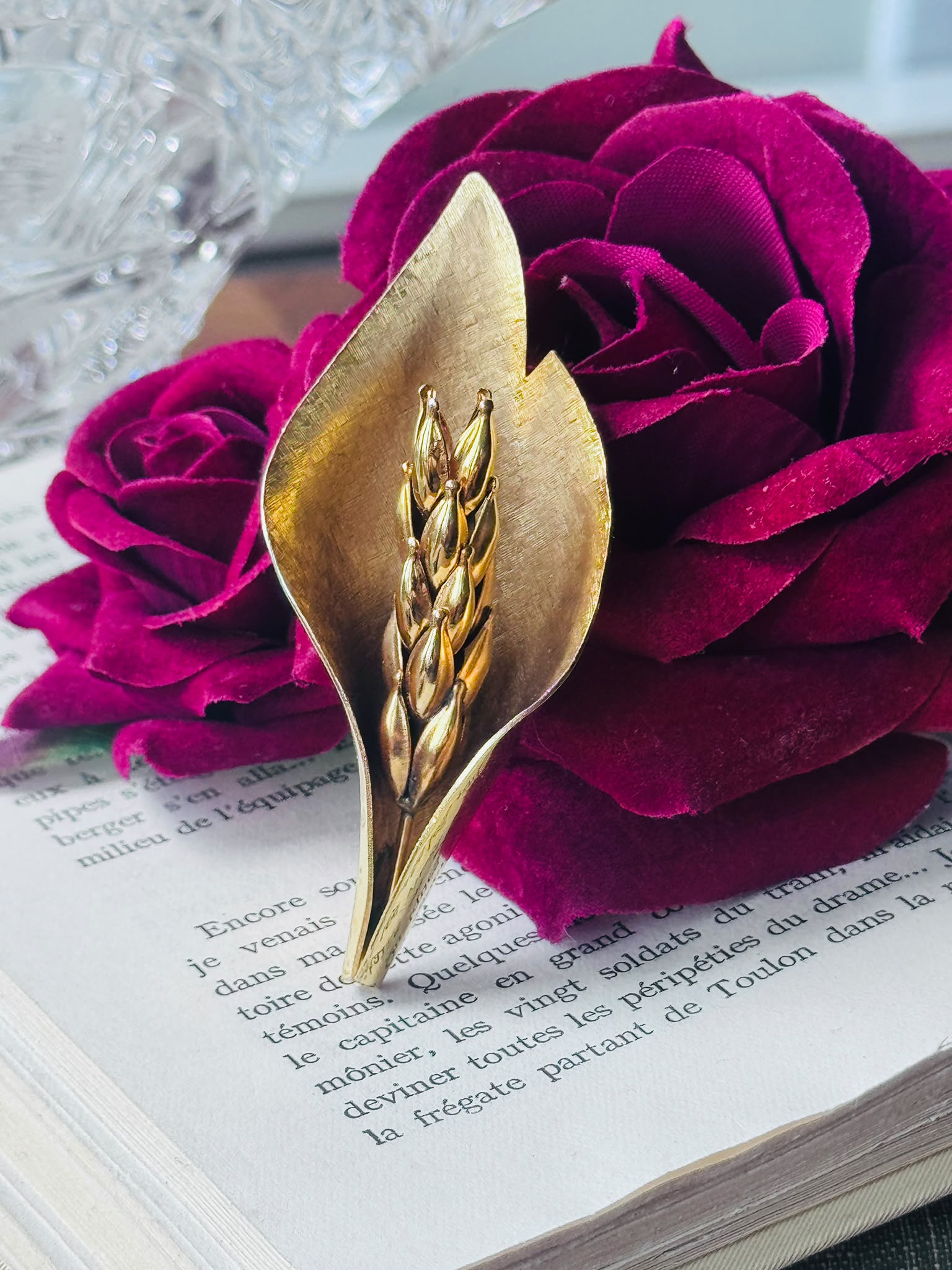 C.a. 1950s–1960s Gold-Tone Modernist Wheat & Leaf Brooch Unsigned (MT2589-18)