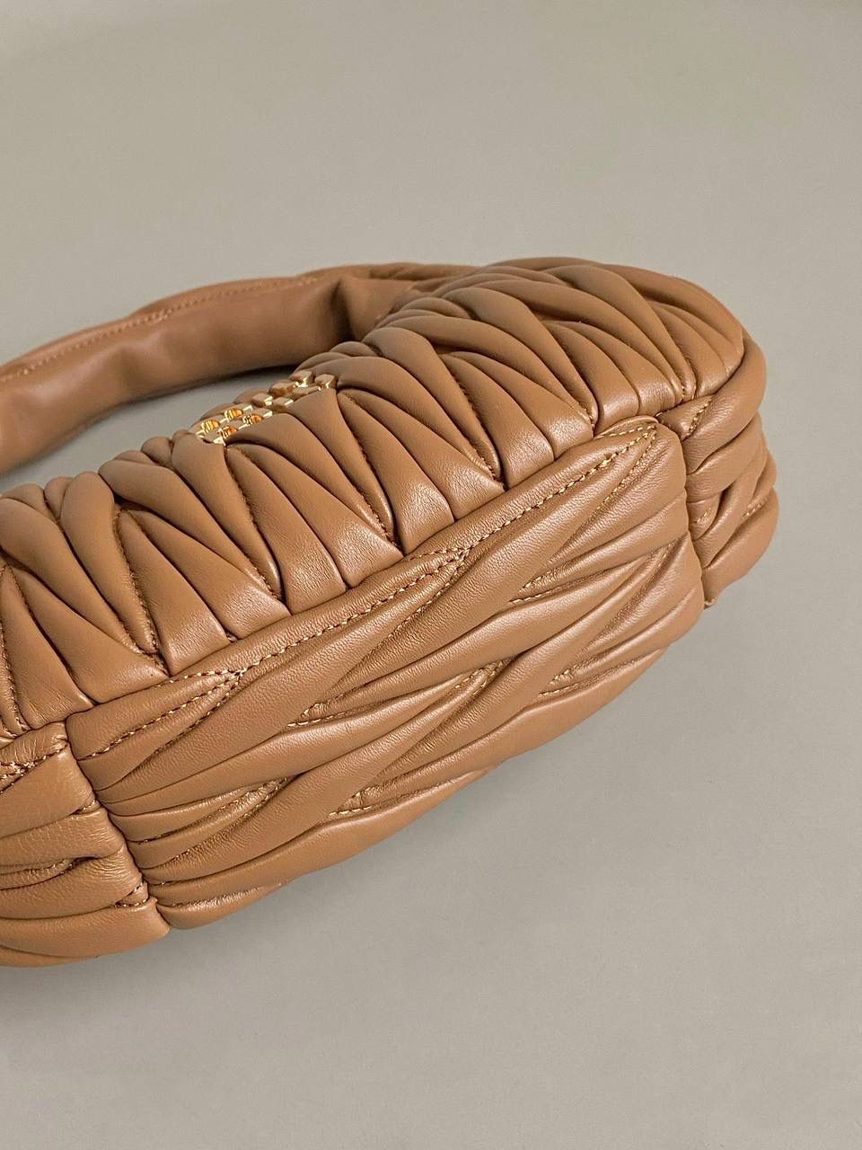 🈶焦糖小号 𝗠𝗶𝘂𝗠𝗶𝘂 𝗪𝗮𝗻𝗱𝗲𝗿 𝗛𝗼𝗯𝗼褶皱腋下 火爆全网都不用多说，人手一只的程度 我们用的是进口小羊皮！非国产皮料 肉眼可见的细腻，软软糯糯触感非常好！ 他家经典独特的褶皱工艺，是要有一定厚度 底料太薄了都做不出它的饱满和弹性 更不是市场通货干瘪瘪的褶皱，实在太假 我们新合作的老师傅在这细节上扣的很认真 一缕一折都有zp的神韵，且做到对版！！ 追求高品质的来 小号：17×20×6cm，#F0013m 中号：18x25x7cm