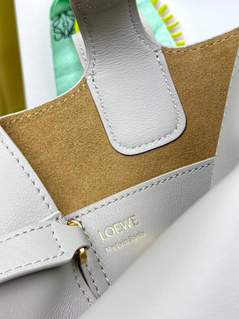 ♥️𝙈𝙞𝙣𝙞 𝙋𝙚𝙗𝙗𝙡𝙚 𝘽𝙪𝙘𝙠𝙚𝙩 ——【银灰色】现货‼️ 尺寸：𝟏𝟔-𝟏𝟔-𝟏𝟗.𝟓𝐜𝐦 编码：062339 【配全套礼盒】 🎈标志性Anagram鹅卵石点缀，配以纯粹简约线条以及瞩目设计风格，诠释全新𝙋𝙚𝙗𝙗𝙡𝙚手袋👜 🎈自带一根🉑拆卸🉑调节的肩带，一包多背，多样化风格，秀场大放异彩😀内里容量超大，日常实用性强👌 🎈配全套专柜礼盒🎁，给你满满的仪式感👀