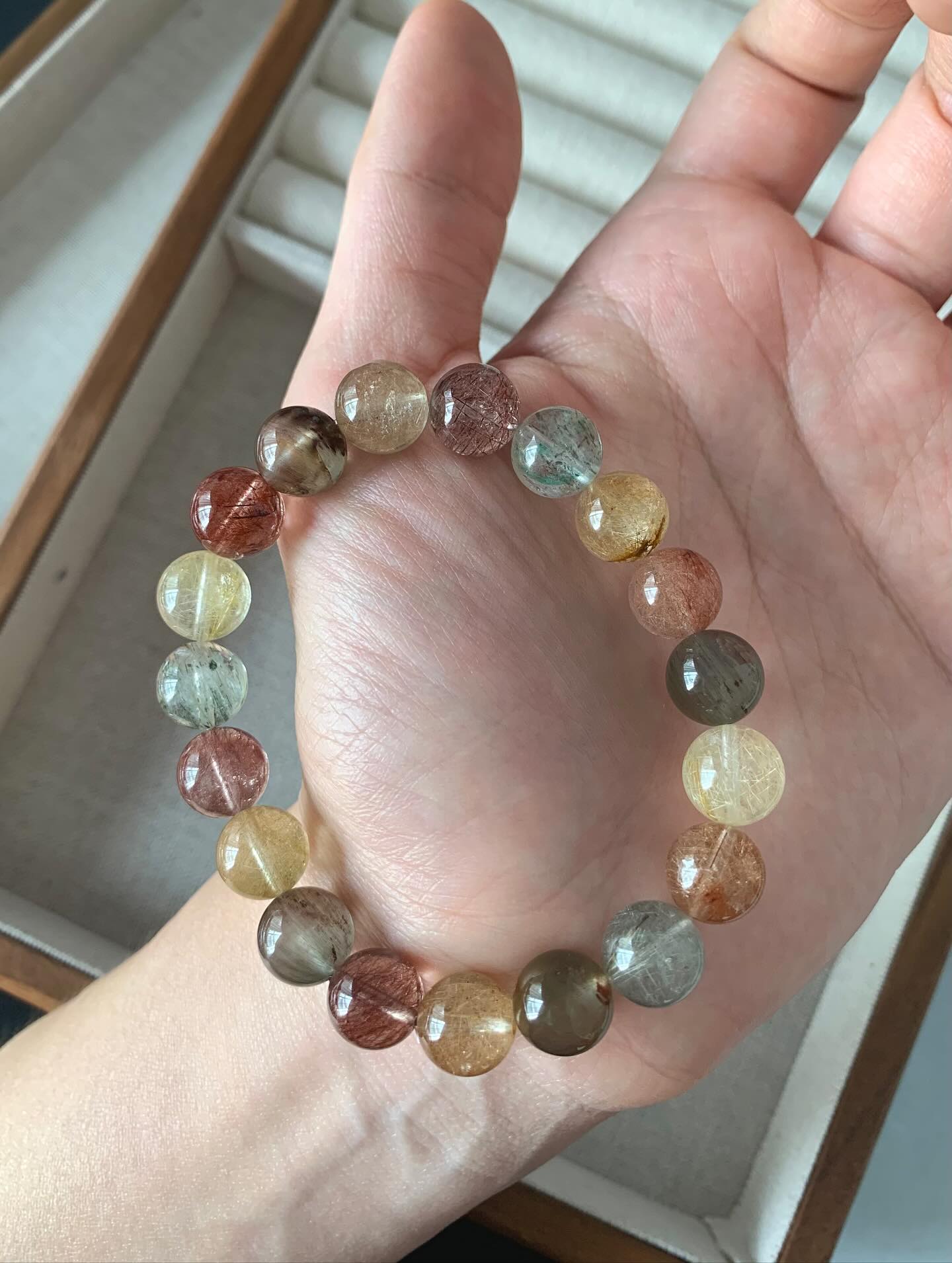 彩发晶 ｜Mix Rutile9m+ RM128 比较多黑发10m+ RM138 有兔毛的 有褐色很特别 彩发晶的功效主要在于加强气势、招财聚能、平衡情绪和促进身心健康。 它能够增强自信心、勇气和企图心，尤其对创业者和商业人士有益。 同时，它也能安抚情绪、稳定心神，并被认为有助于提升创造力和灵感Mixed rutile, or rutilated quartz, combines the properties of quartz and rutile to enhance self-confidence, vitality, and mental clarity. It is believed to improve circulation, boost creative energy, and protect against negative energy and fear. Mixed rutile is also used to help with chakra balancing, particularly the solar plexus and heart chakras, and can be a powerful tool for spiritual and psychic connection#mixrutile #彩发晶 #天然水晶 #gemstone #naturestone #马来西亚水晶网店