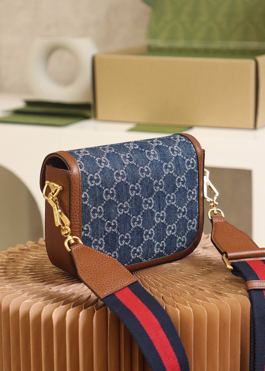 𝐇𝐨𝐫𝐬𝐞𝐛𝐢𝐭 𝟭𝟵𝟱𝟱 𝐌𝐢𝐧𝐢#658574#原厂皮 ► ►尺寸：20.6*14.4*5.1cm 备受宠爱的丹宁面料经小古美学视角演绎后， 融入爆款马鞍包的造型， 搭配标志性的马衔扣1955巧妙呼应， 搭配两条肩带多功能元素使用， 这一届复古牛仔系列碰撞爆款马鞍包，更加复古好看，推荐种草，越看越耐看，马鞍包一直深受到大家的喜爱，又是一个大爆款的节奏！