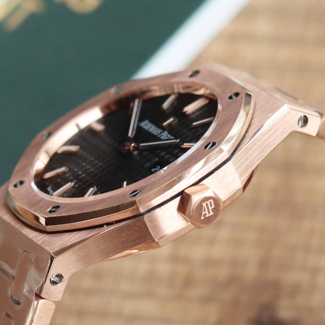 🚀原单AUDEMARS PIGUET爱彼 皇家橡树系列67女士石英腕表 独家原版拆解开模 所有配件均可原版互换使用，搭载原装瑞士F04111石英机芯。走时精准！全程CNC打磨，多次校对调整版型，棱角分明。表壳直径33MM,多边形状表圈与表壳精密相合，表圈以六边形螺丝栓固定在表壳上（圈口镶嵌精美施华洛世奇钻，璀璨夺目）表带链节精致规整，链节经过上百次细致的打磨处理，呈现出完美的纹理。折叠式表扣开合简单，佩戴方便。腕表表耳处呈弯折状，可以保证腕表与腕部更加贴合。表盘镌刻“Grande Tapisserie”大方格纹装饰，搭配荧光立体时标和皇家橡树指针，宽大的指针和时标让读时简单清晰。三点位置日期显示窗口，以阿拉伯数字显示。腕表为密闭表底，表底上镌刻皇家橡树系列的英文名称“Royal Oak”字样✨🔥
