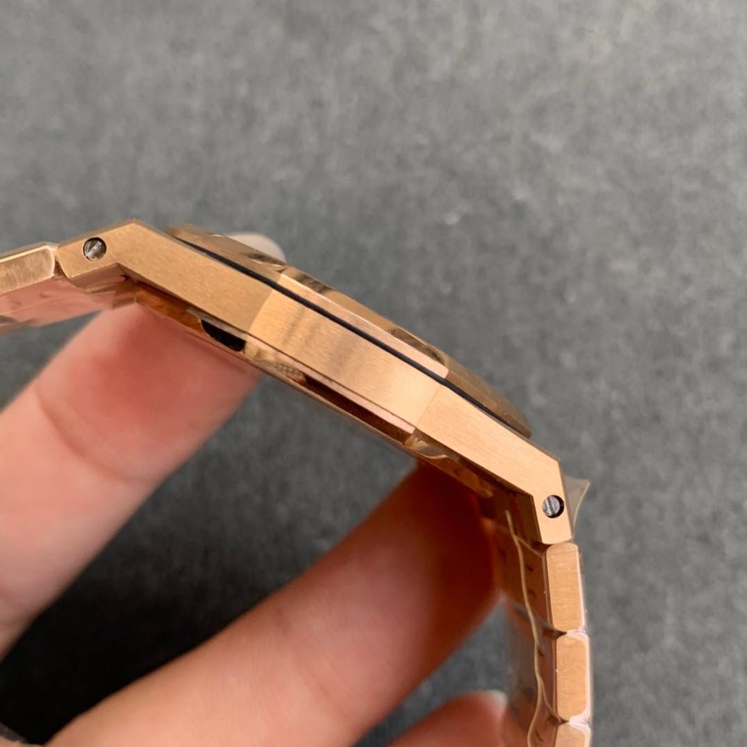 🚀连专柜都很难买的AP女款到货啦！皇家橡树系列中的女士腕表，其官方型号为67651ST.ZZ.1261ST.01，皇家 橡树系列独有的八角形外观还拥有a p独特的设计风格也将女士优雅风格融入其中，深受女士们的爱戴，即使只有33毫米的小尺寸，也将爱，，彼独有的纯净美感与刚毅线条展现的淋漓尽致。 而镶满钻石的表圈也为佩戴的女士增添了更多的柔美。搭载瑞士石英机芯、拥有实用的日历显示功能‼️