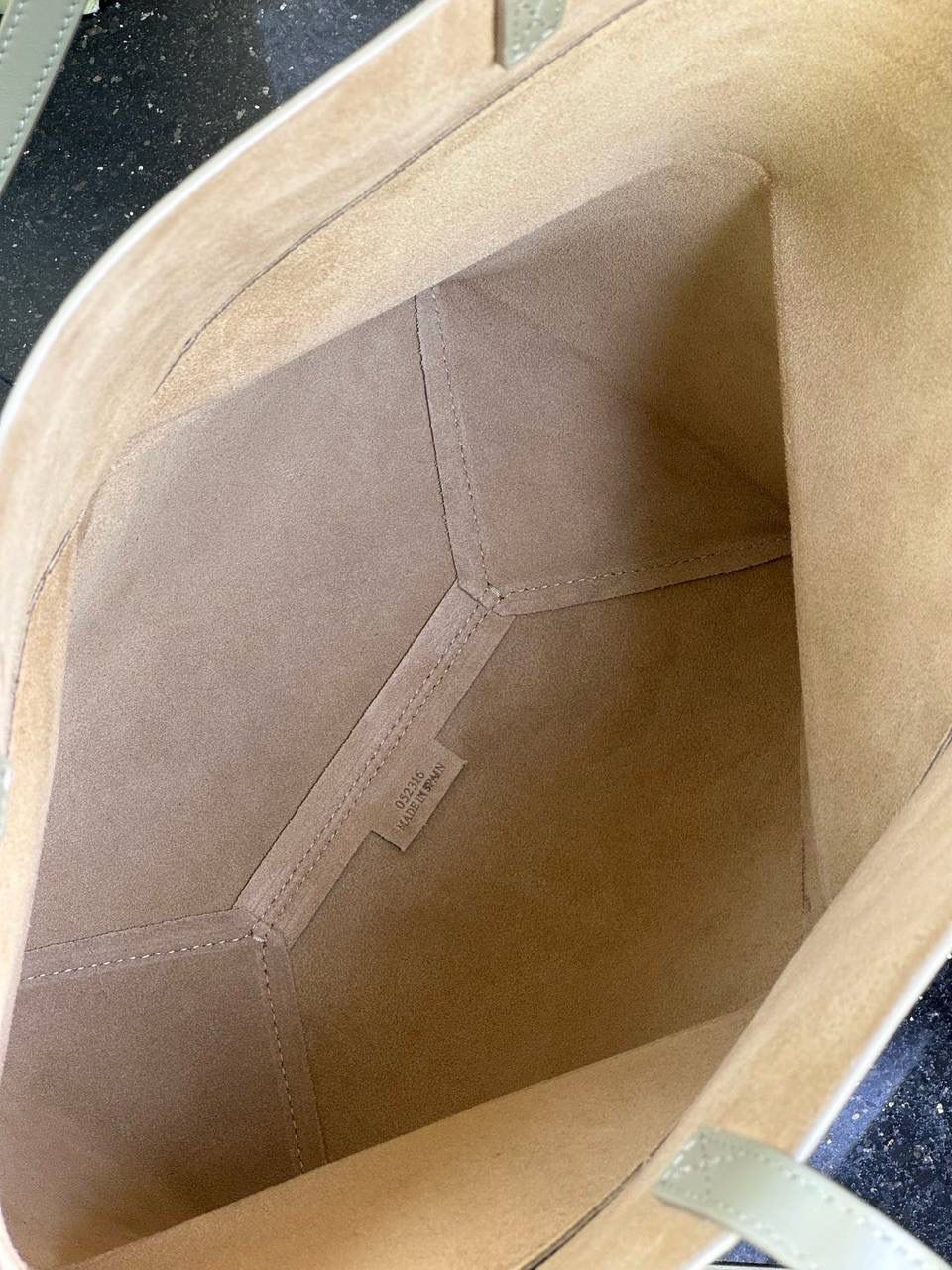 *中号𝐏𝐮𝐳𝐳𝐥𝐞 𝐅𝐨𝐥𝐝折叠手袋👜*（桉树绿） ——全新【𝗡𝗘𝗪】升级‼️ 延续经典𝙋𝙪𝙯𝙯𝙡𝙚的标志性几何裁剪设计，新晋顶流🅰️𝙋𝙪𝙯𝙯𝙡𝙚 𝙁𝙤𝙡𝙚 𝙏𝙤𝙩𝙚以折纸包为灵感，升级成🉑完全折叠‼️的结构，立体与平面任意切换，出差旅行🧳必备单品。小牛皮材质轻且柔软，𝐌𝐢𝐧𝐢尺寸搭配一条可拆卸式肩带，手提，肩背，斜挎多样化背法✨ 尺寸：𝟐𝟓.𝟓-𝟏𝟒.𝟓-𝟑𝟏.𝟓𝐜𝐦 款号：052316