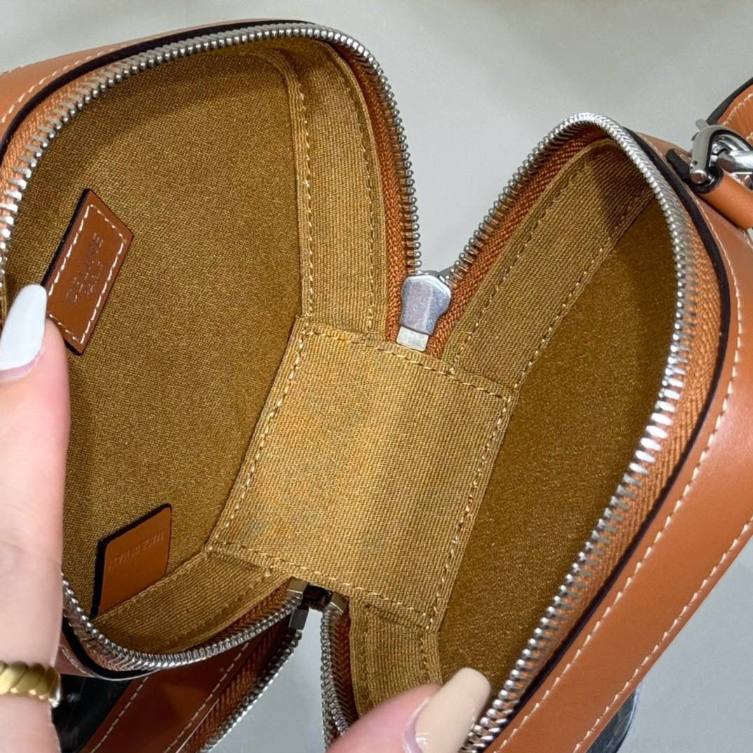 🔥大货实拍图 𝗖𝗘𝗟𝗜𝗡𝗘 ♥️ 𝗖𝗨𝗕𝗘 𝗕𝗢𝗫立体方包 型号：111682 尺寸：14*5*12.5cm 新品上线啦👏立体盒子包/化妆包~皮带子手拎设计➕圆筒包身，翻盖带镜子，可随时补妆。精致又不失实用性！凹造型拍照，或者当晚宴包，简直美呆🥳