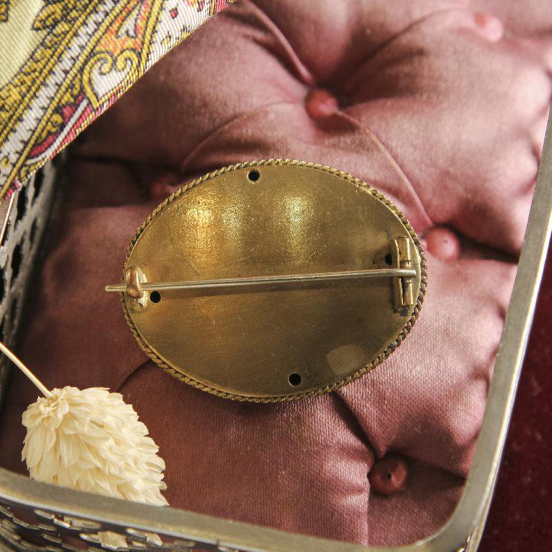 Antique Victorian Gold Filled Leaf Embellished Button Brooch (AX083)