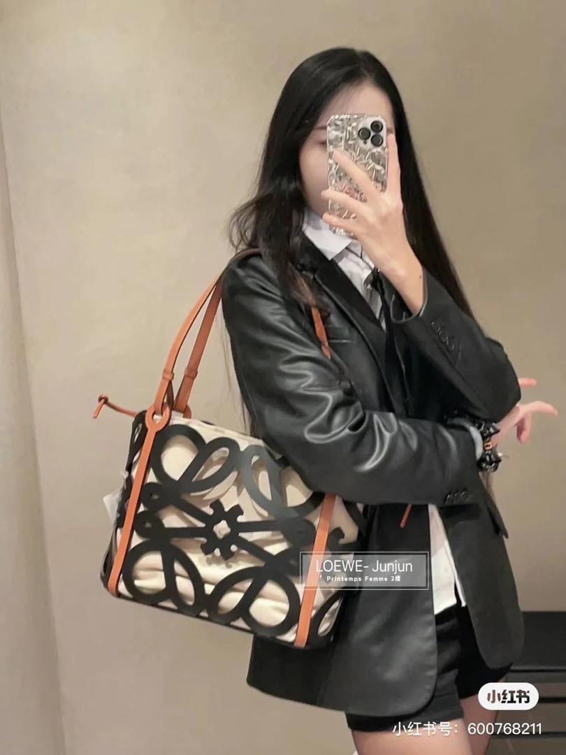 📍小号𝘼𝙣𝙖𝙜𝙧𝙖𝙢 𝙏𝙤𝙩𝙚镂空包 —【黑色到货😍】 编码：652210 尺寸：𝟑𝟐-𝟏𝟐-𝟐𝟓.𝟓𝐜𝐦 ❤️以品牌经典Anagram图案镂空牛皮革制成，搭配牛皮革提手肩带和人字形棉帆布束带内袋。 ❤️可肩背或手提。包包自重轻，容量大，优雅与洒脱，自由切换。