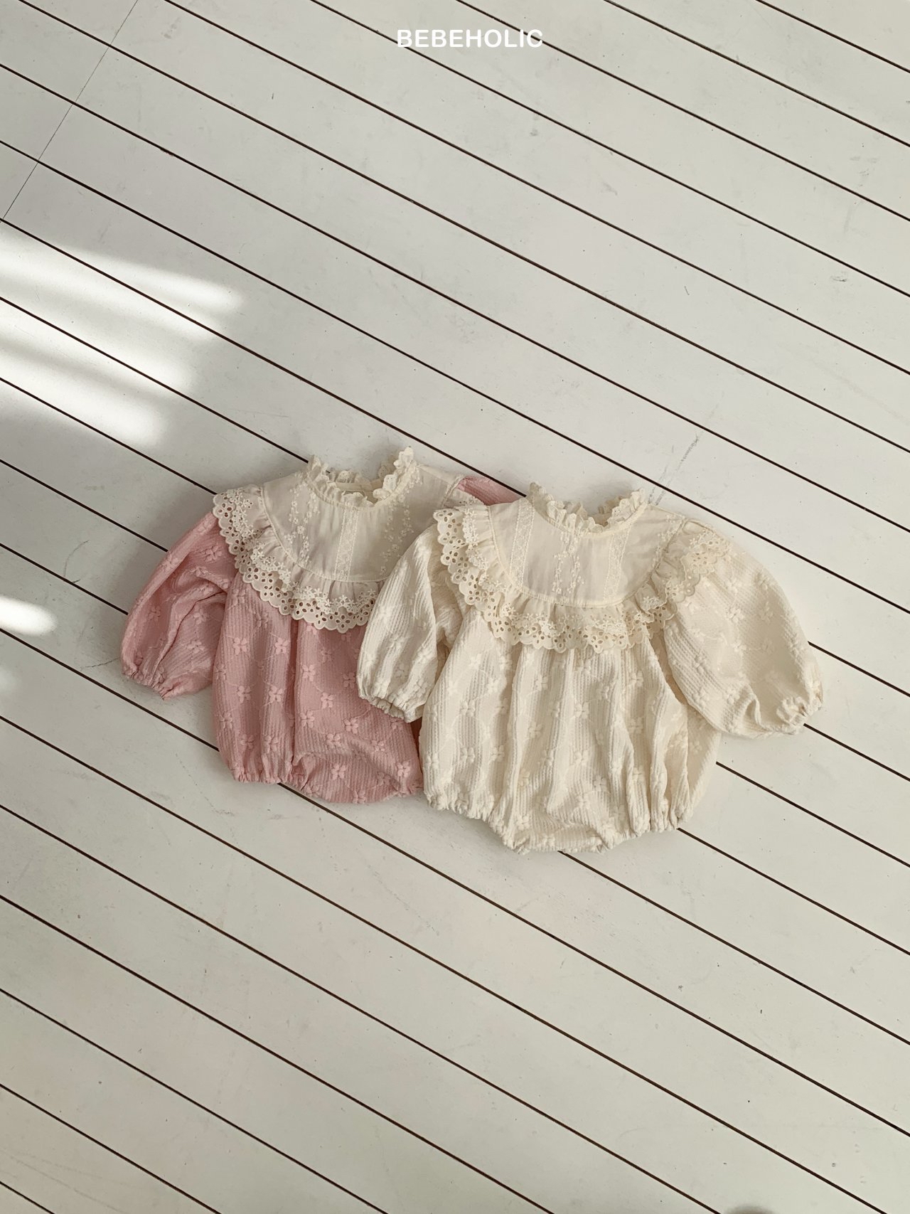 🌸預訂 韓國直送🌸🇰🇷BEBEHOLIC兩色花卉提花蕾絲領長袖包屁衣