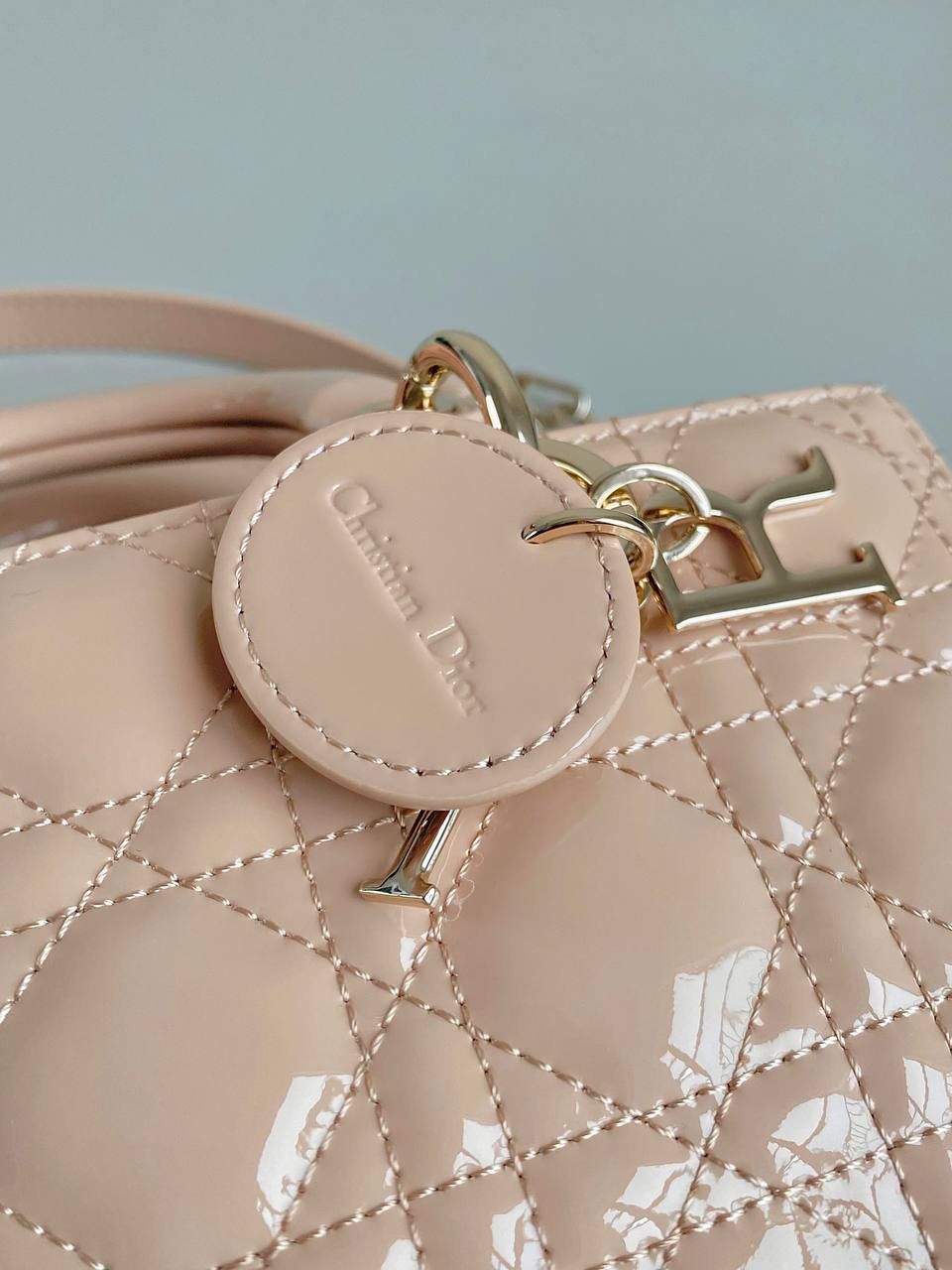 沙粉💗 𝗗𝗶𝗼𝗿 𝗗-𝗝𝗼𝘆 𝗯𝗮𝗴漆皮款，新色 时尚果然就是轮回，回归了一把中古戴妃 长方包形，短链条➕细长肩带直接封神！！ 复古时髦感超强，真是什么场合都可以把住 绝对是lady中的天花板了，强势出圈啦姐妹们🌟🎀 中号/小号都🈶‼️