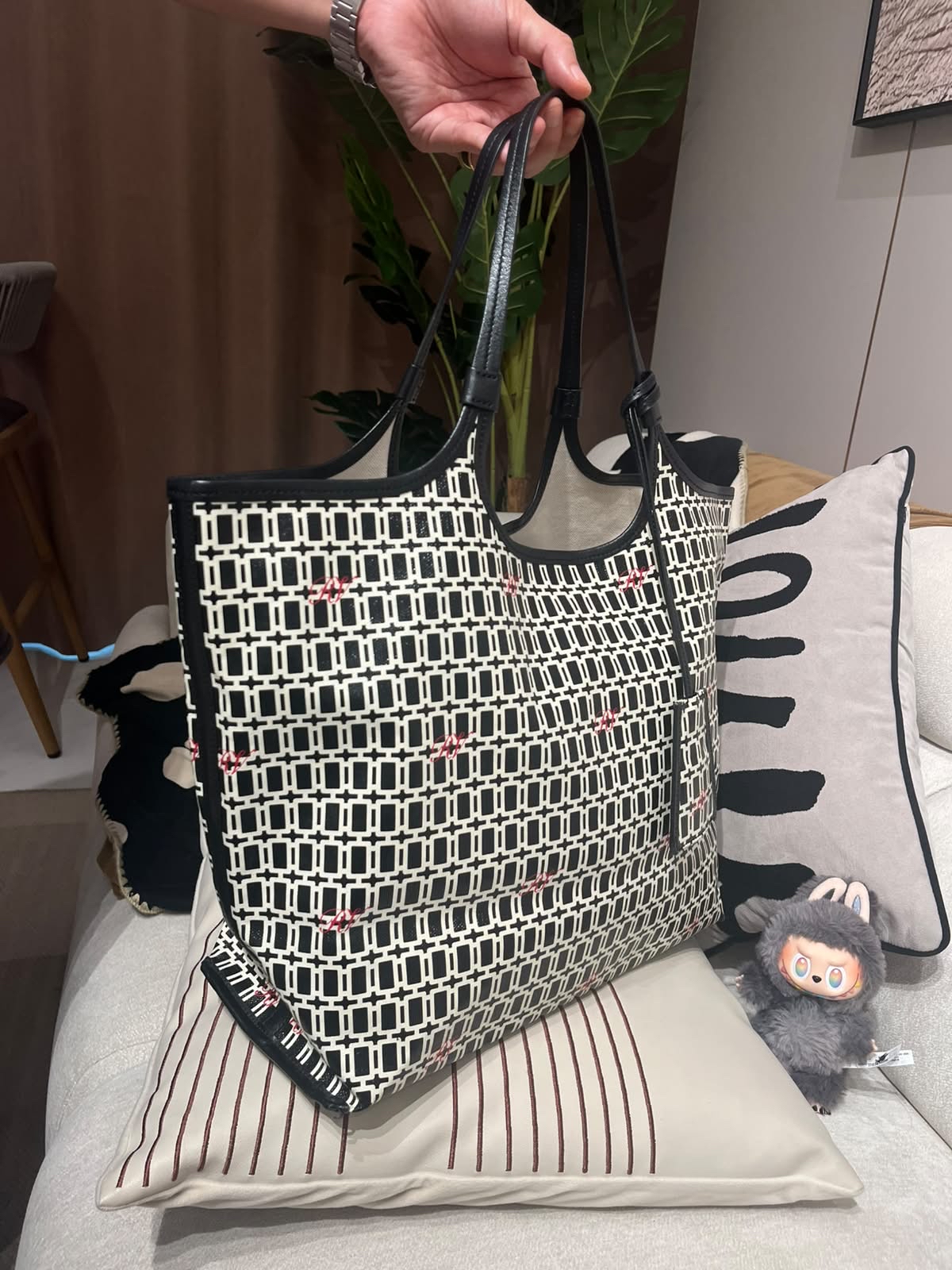Roger Vivier Grand Vivier Shopping Tote Bag 100%Authentic, 98%New
