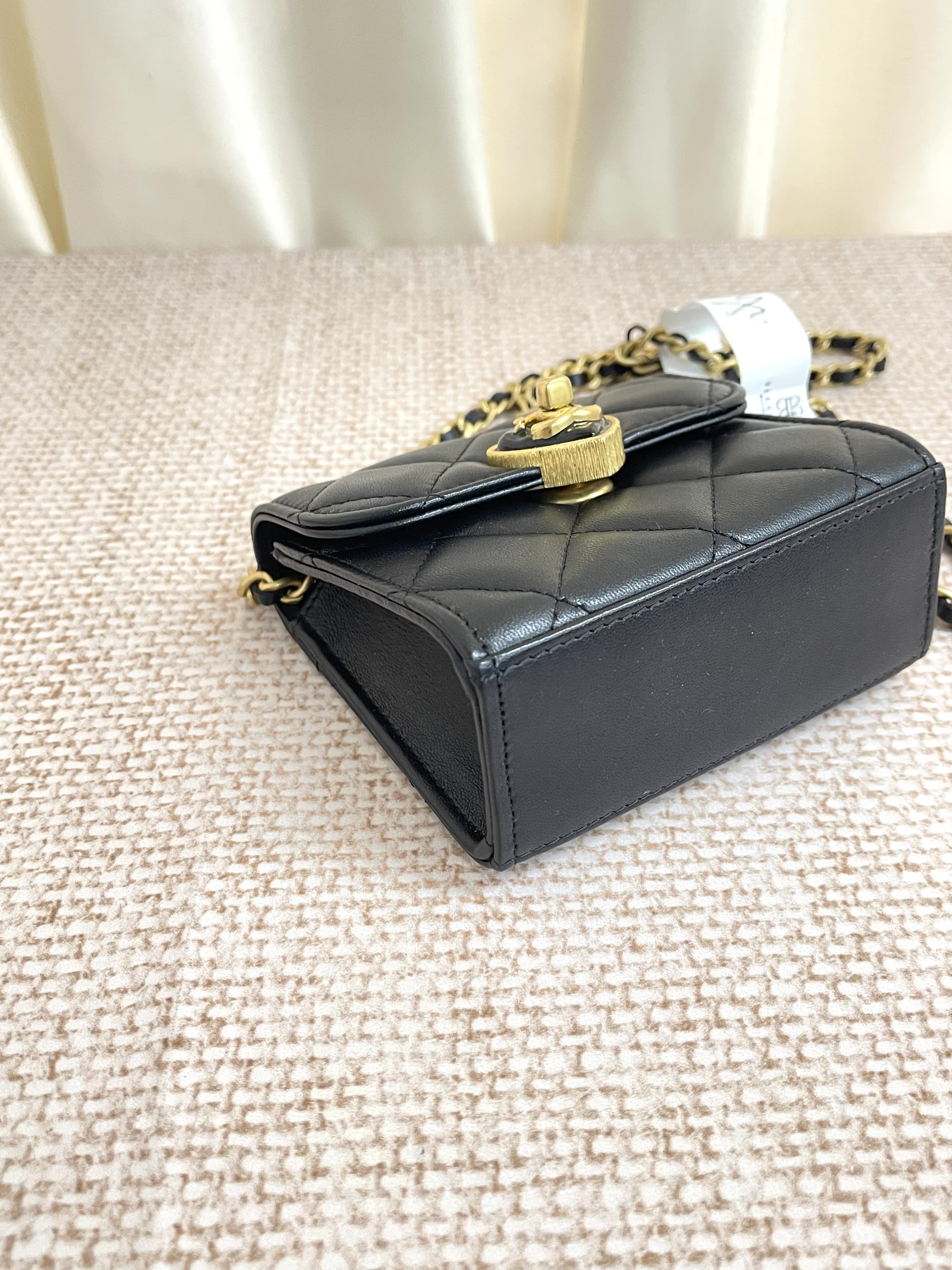 Pre-owned Chanel Heart WOC/ Product Code: 26032101