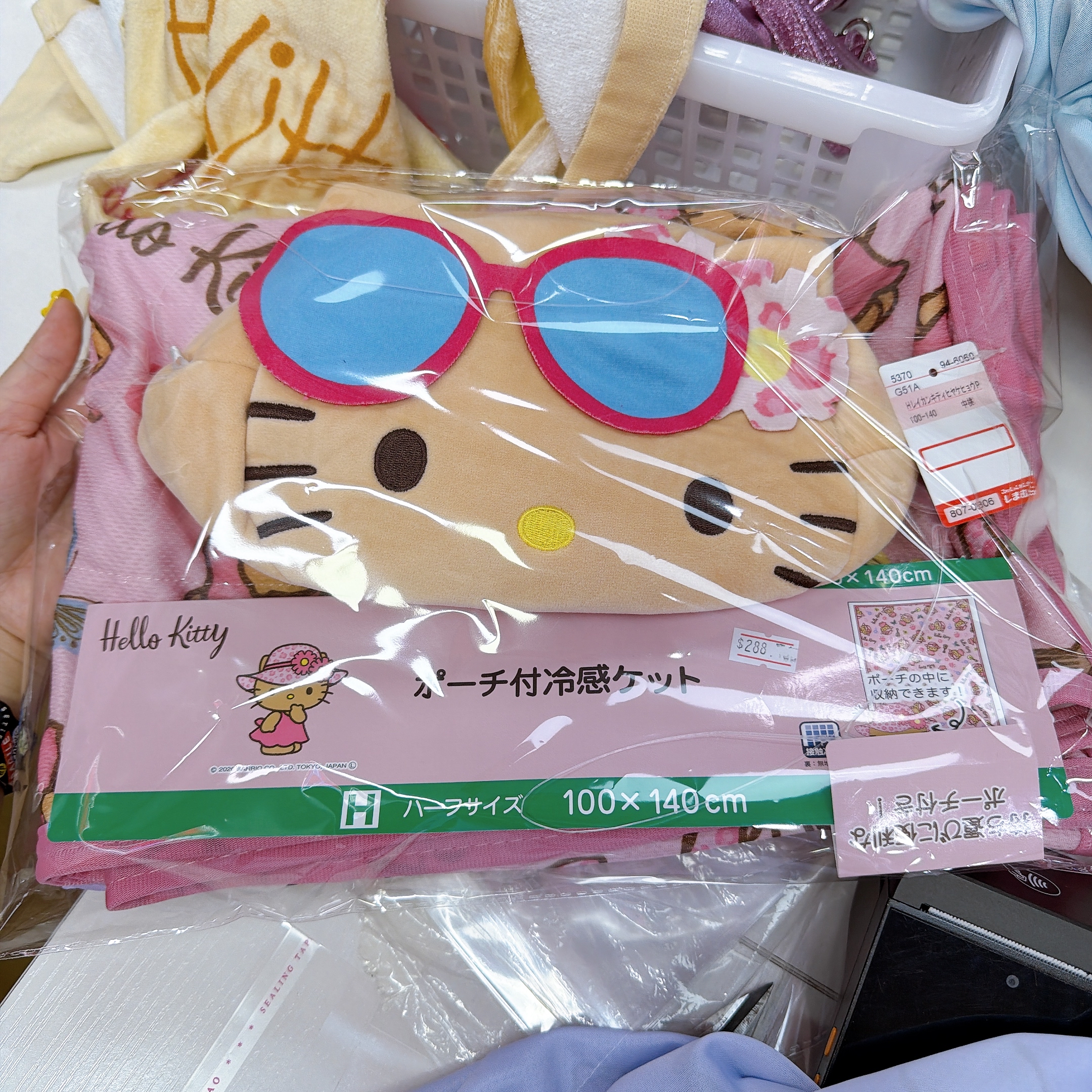 日本直送獨家發售Sanrio Hello Kitty Kurumi黑皮夏天系列新款冷感被140×100 cm附送頭形包包可以收埋入去