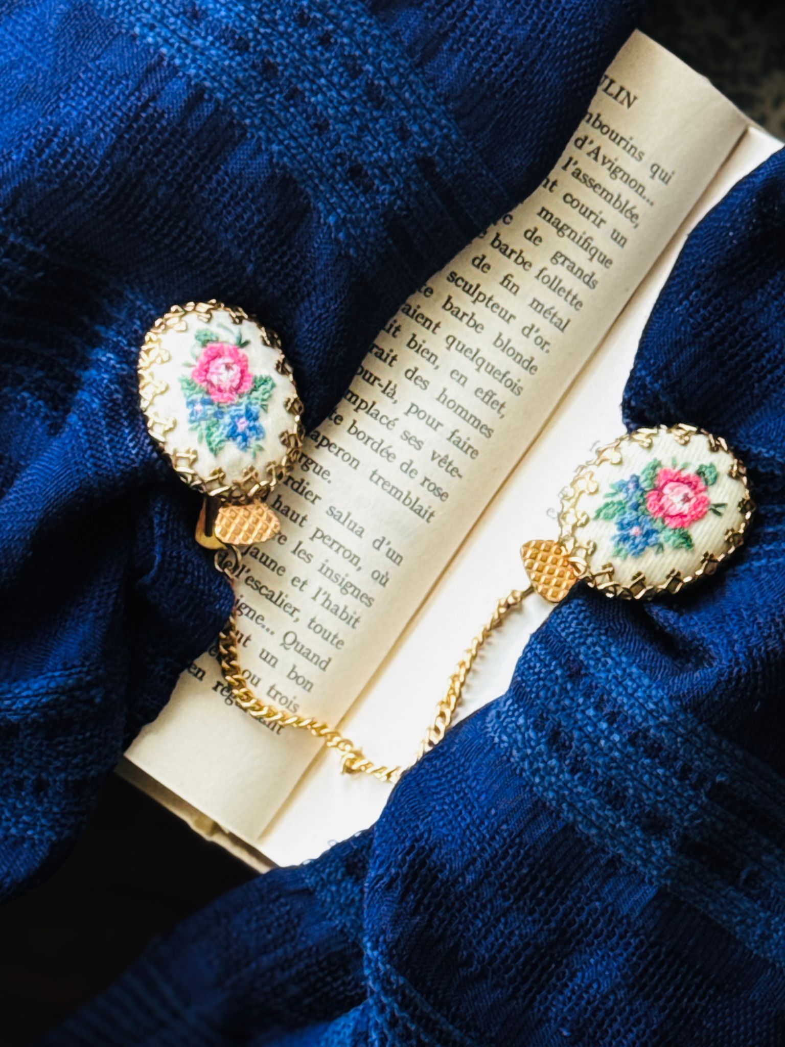 Rare! C.a.1960s Petit Needlepoint Pink Rose Sweater Clips (MT2592)