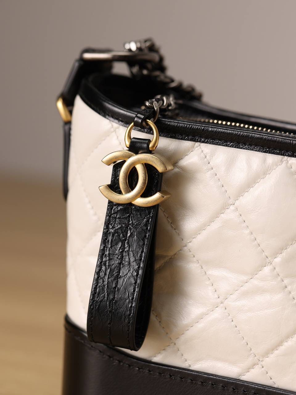 chanel流浪包白色小号👜💞 还是独家老渠道货 都是欧洲原产进口的牛皮和纯钢五金组装的尾单货 独一无二的品质✨五金是纯钢复古五金 黑色和金色搭配 随意调节肩带 绝对的百搭爆款🌟 尺寸:15 x 8 x 20cm