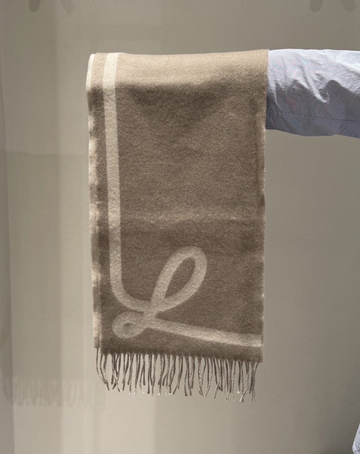 限時優惠✨新款🆕訂貨🍒Loewe 雙面Scarf in wool and cashmere 簡約logo 不浮誇，冬天斷貨~ Size 28x180cm