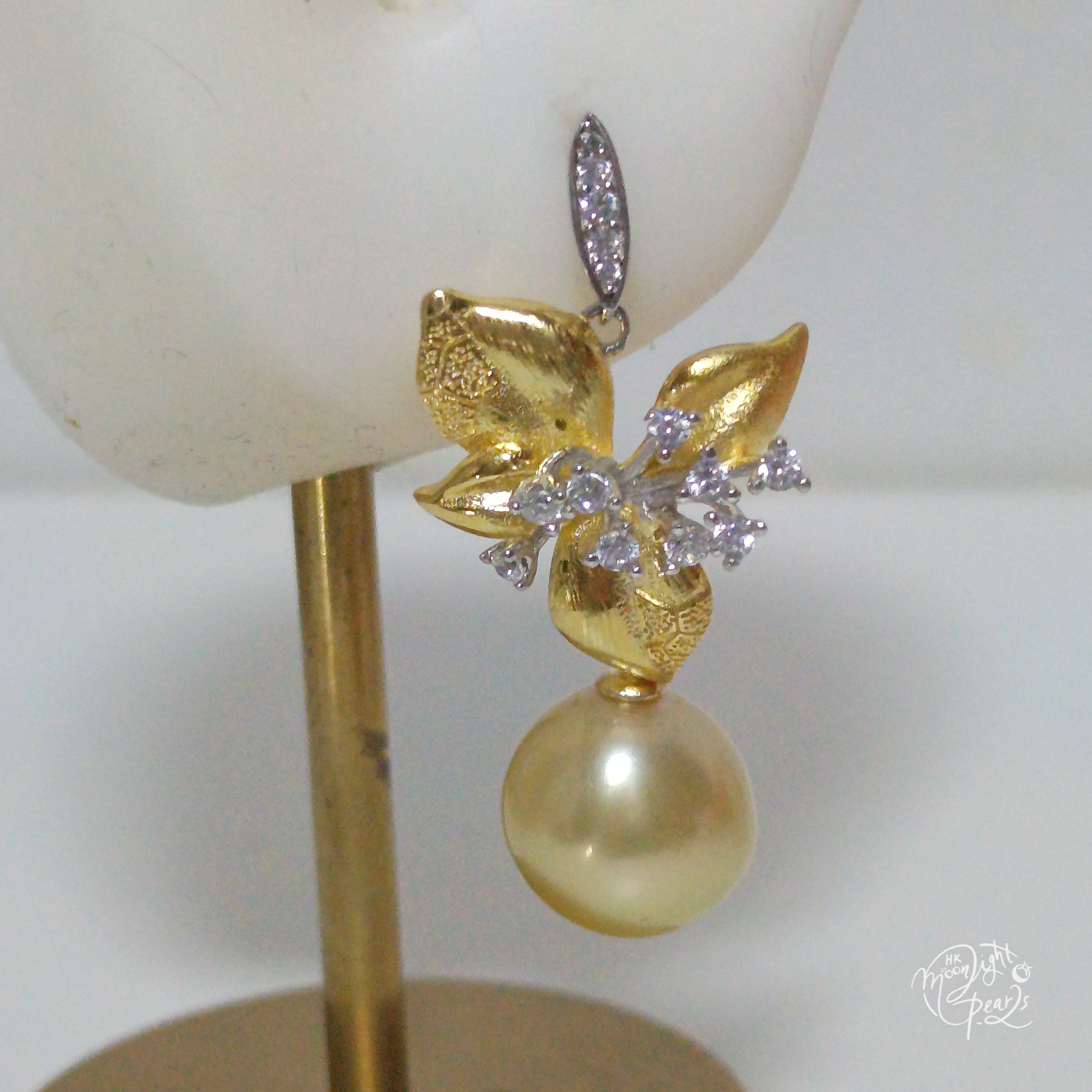 近正圓極強光南洋中金色海水珍珠精工s925銀微鑲鋯石富貴花奢華耳環