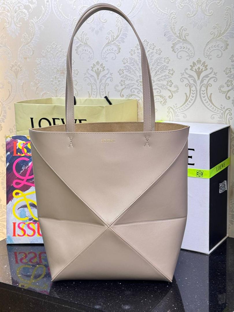 🎈*中号𝐏𝐮𝐳𝐳𝐥𝐞 𝐅𝐨𝐥𝐝折叠手袋👜*（沙色） ——全新【𝗡𝗘𝗪】升级‼️ 延续经典𝙋𝙪𝙯𝙯𝙡𝙚的标志性几何裁剪设计，新晋顶流🅰️𝙋𝙪𝙯𝙯𝙡𝙚 𝙁𝙤𝙡𝙚 𝙏𝙤𝙩𝙚以折纸包为灵感，升级成🉑完全折叠‼️的结构，立体与平面任意切换，出差旅行🧳必备单品。小牛皮材质轻且柔软，𝐌𝐢𝐧𝐢尺寸搭配一条可拆卸式肩带，手提，肩背，斜挎多样化背法✨ 尺寸：𝟐𝟓.𝟓-𝟏𝟒.𝟓-𝟑𝟏.𝟓𝐜𝐦 款号：052316