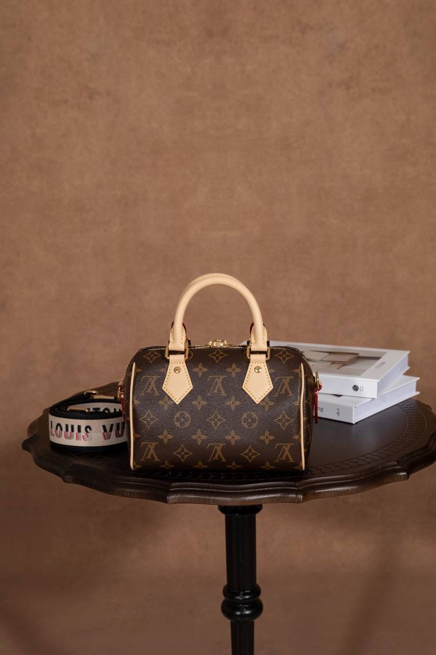 LV Speedy Bandoulière 20 枕头包👜💕 经典 Speedy 小号真的太可爱了！ Monogram 老花帆布＋牛皮饰边，质感一看就很 LV～ 小小一颗但很能装，日常出门刚刚好。 Size：20 × 13 × 12 cm 小巧可爱，但实用度在线 💖