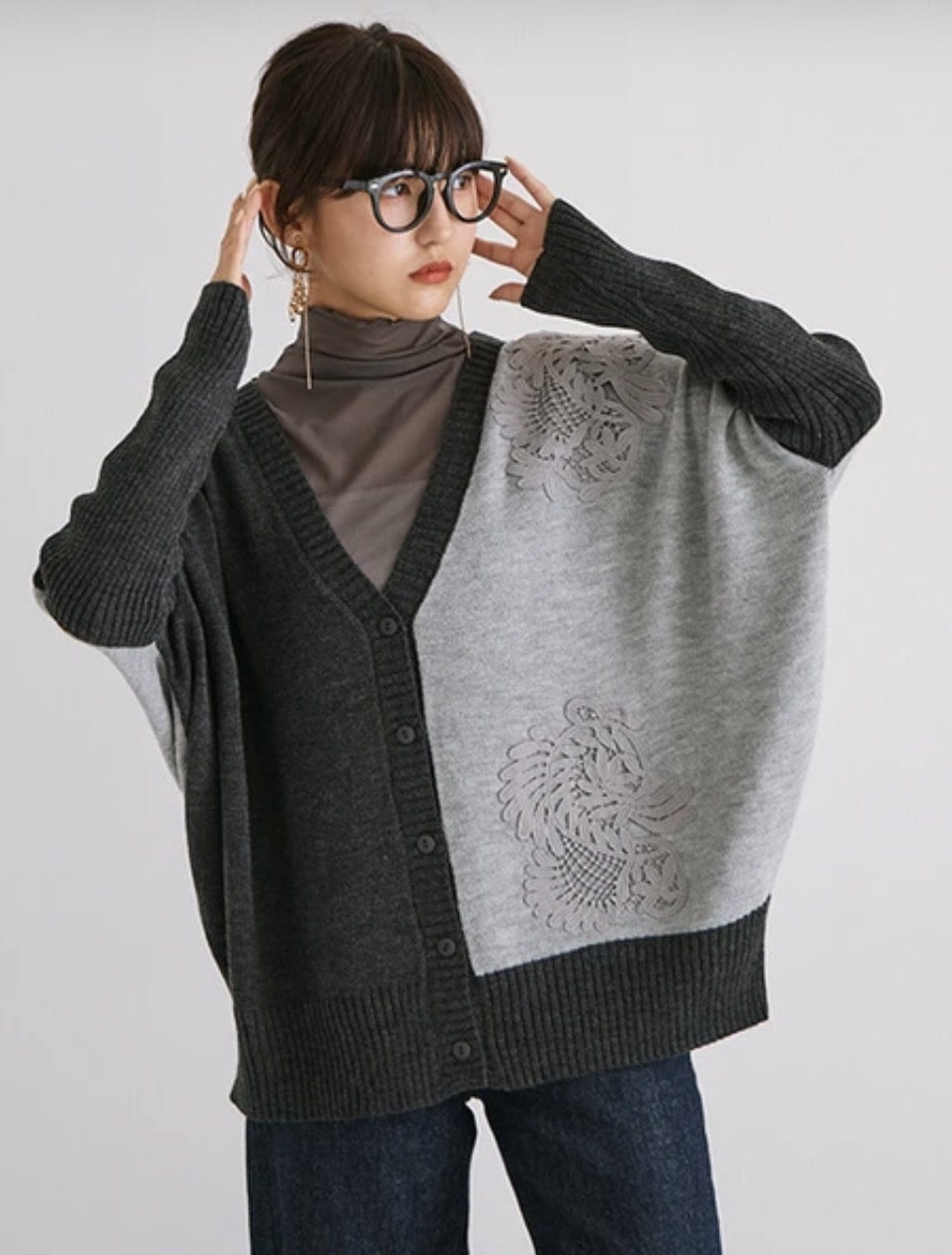 Brill 撞色刺繡V領針織開胸衫