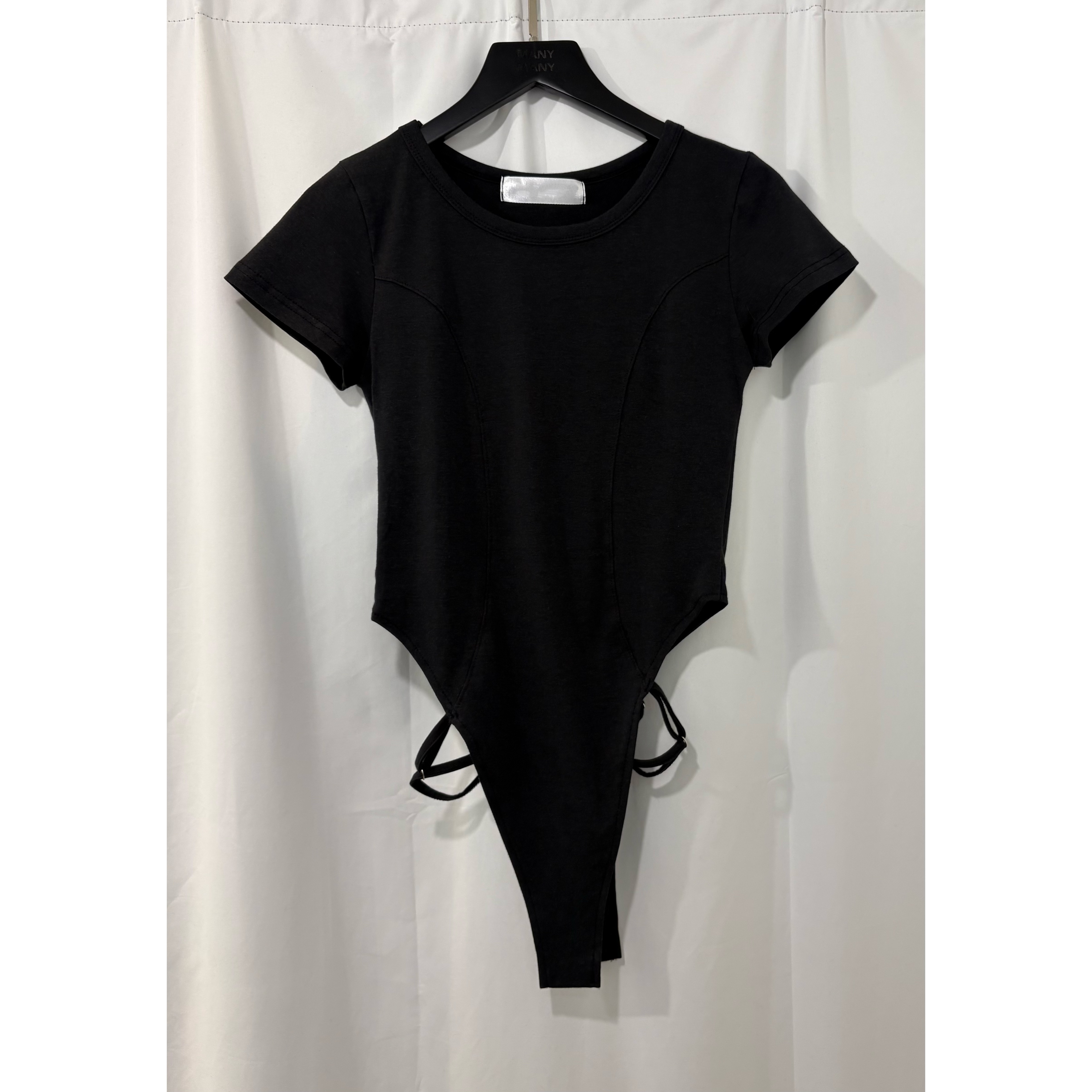 優惠價7月8截🩶2607F《SIDE-TIE CUT-OUT TOP》