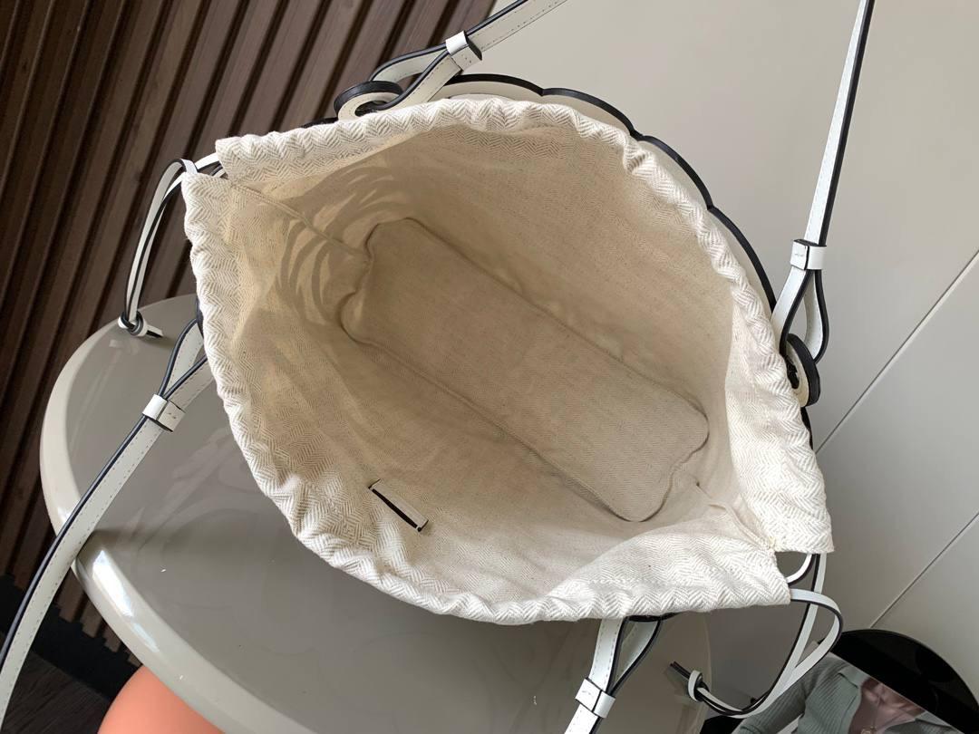 📍小号𝘼𝙣𝙖𝙜𝙧𝙖𝙢 𝙏𝙤𝙩𝙚镂空包 —【白色到货😍】 编码：652210 尺寸：𝟑𝟐-𝟏𝟐-𝟐𝟓.𝟓𝐜𝐦 ❤️以品牌经典Anagram图案镂空牛皮革制成，搭配牛皮革提手肩带和人字形棉帆布束带内袋。 ❤️可肩背或手提。包包自重轻，容量大，优雅与洒脱，自由切换。