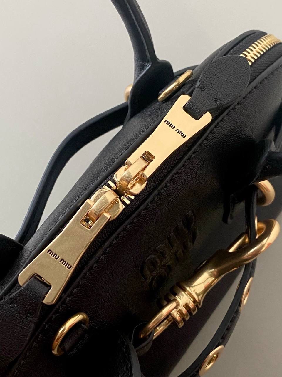 🈶黑色，迷你 𝗠𝗶𝘂𝗠𝗶𝘂24秋冬贝壳包 年度爆炸款来啦 | 真心被夸爆 没有过分夸张的设计，有着时髦且个性的圆弧包型，形似贝壳，看着很轻松又舒适一点也不会给人压力 双向拉链在保证实用性的同时让它充满了复古的调性，搭配上腰带式设计细节，时髦有态度 面料手感软糯，拎在手上可以切确感受到高级质感 迷你：8×13×21cm #F0022m 小号：16.5x28x10cm 大号：33x17x11cm