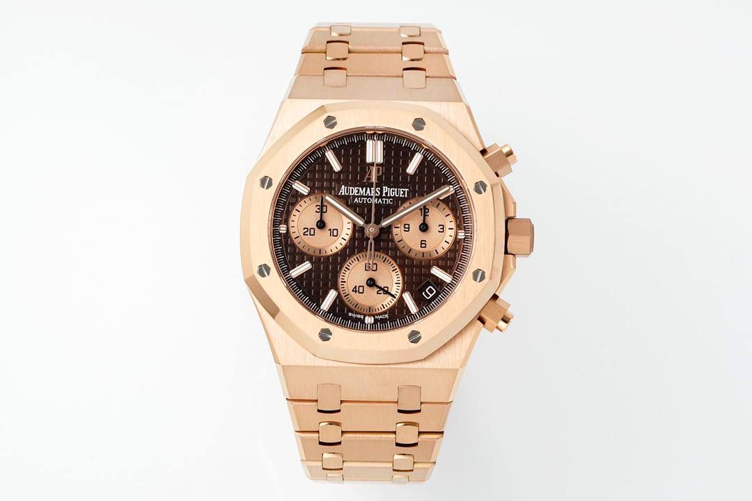 🚀新品爱彼皇家橡树系列26240系列，是一款41毫米精钢自动上链计时码表，搭载APS开发自研Calibre 4401一体机芯，具备飞返计时、小时/分钟/小秒显示及日期功能。其标志性八角形表圈配以八颗六角螺丝，搭配“Grande Tapisserie”大型格纹表盘，层次感鲜明。一体式精钢表链延续了1972年首款皇家橡树的经典设计，兼具运动与优雅。全新开发一体机芯采用导柱轮与垂直离合结构，振频28,800次/小时，与原版完全一致，动力储存约70小时，防水深度50米。AP融合高级制表工艺与前卫美学，是奢华运动腕表的典范之作。💯🔥🔥