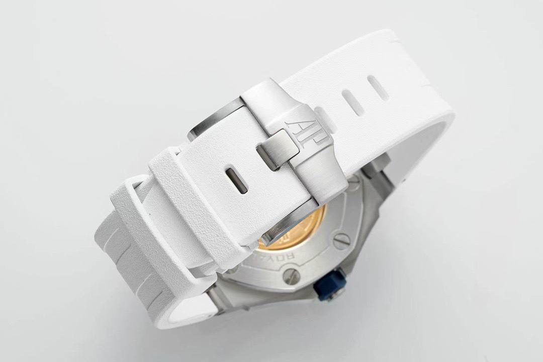 爱彼15710潜水之王！3120一体机芯，打造内在外在最强复刻🔥🔥 1.表壳采用多次打磨，只为了棱角数据吻合，材质触摸感觉一致； 2.最强机芯夹板打磨，特调色18K玫瑰金自动托颜色； 3.最人性化的可松动头粒缓冲区域，确保吻合原装设计； 4.最立体和最工整的盘面“饼干纹理”保证和正品一模一样： 5.最持久的夜光和对的最齐的内应刻度，IPF直击重点。 6.采用原装一致的装配结构，做到细微一致！ 7.最接近原装的指针，切面锋利整齐无毛刺； 8.最接近原装日历放大镜，通透性市面最强； 9.最强蓝宝镜面通透感官，并镀有防眩晕增透镀膜； 最最主要的机芯：采用一体AP.CAL.3120机芯，功能稳定，动力储存原装一致的41小时，外观一致！潜水之王，重新归来！